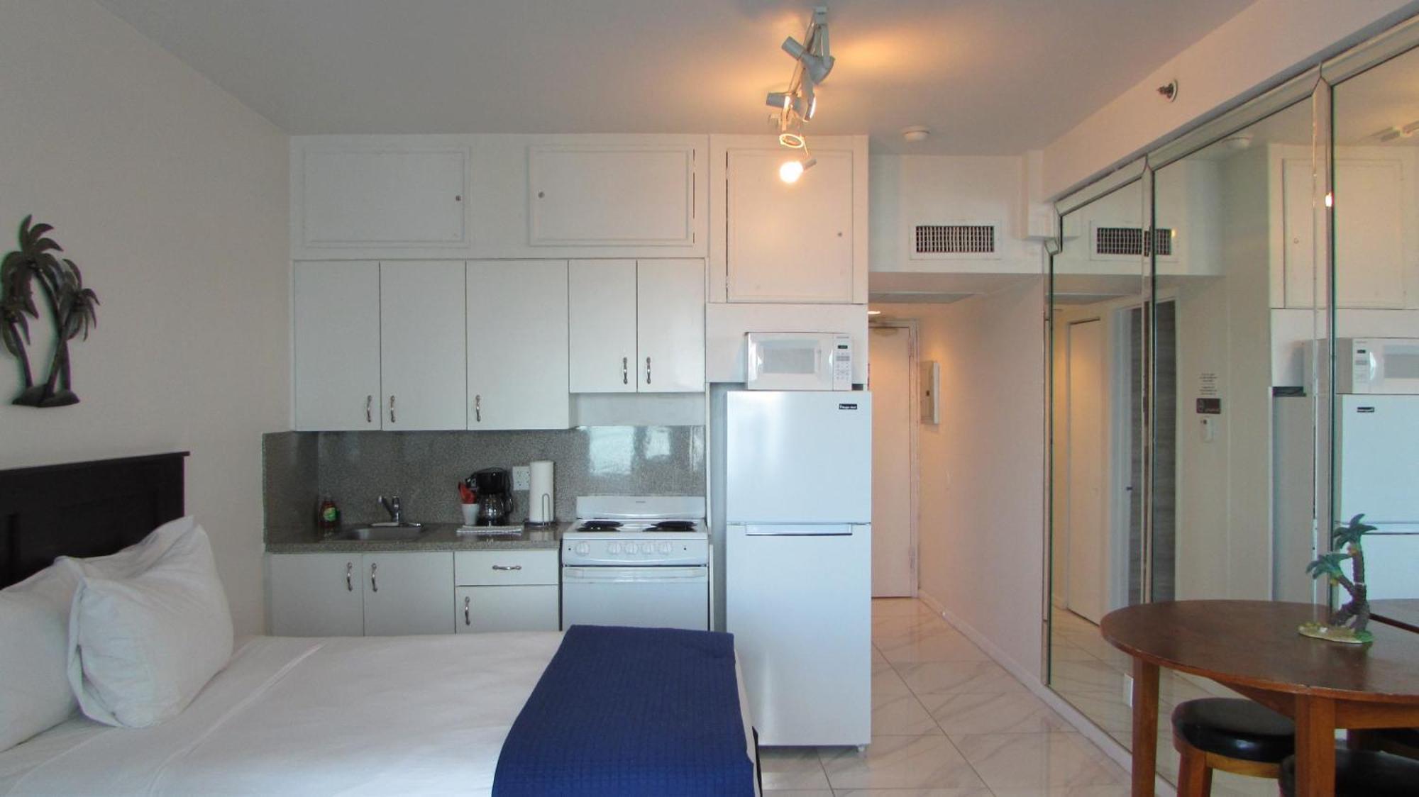 Ocean Front Casablanca With Full Kitchens & Access By Bl * Miami Beach