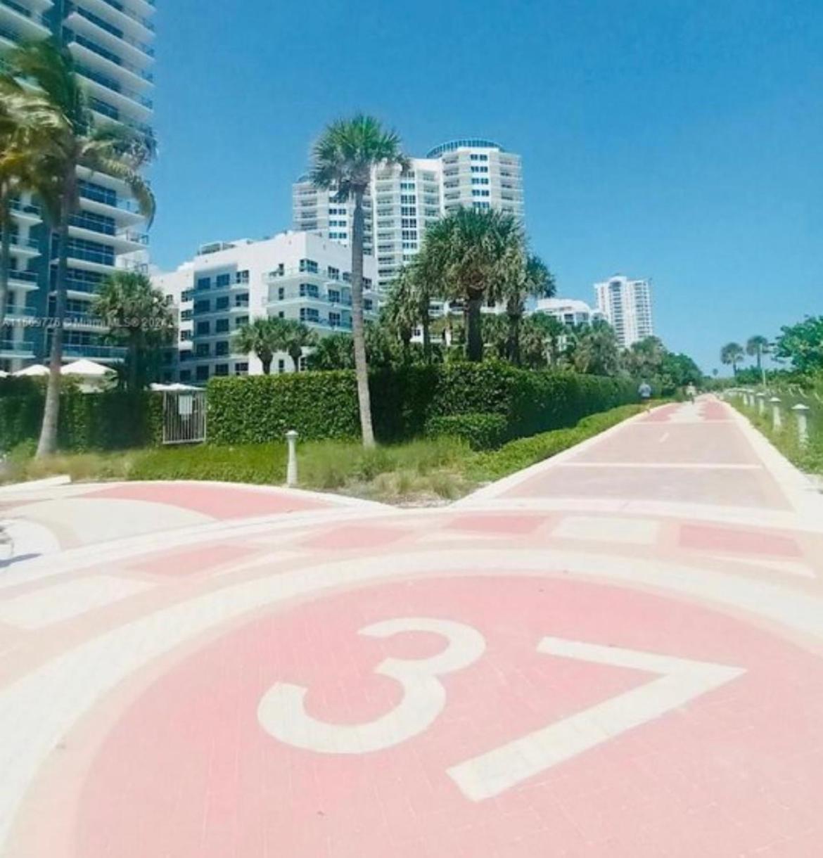 Ocean Breeze With Parking By The Apartment