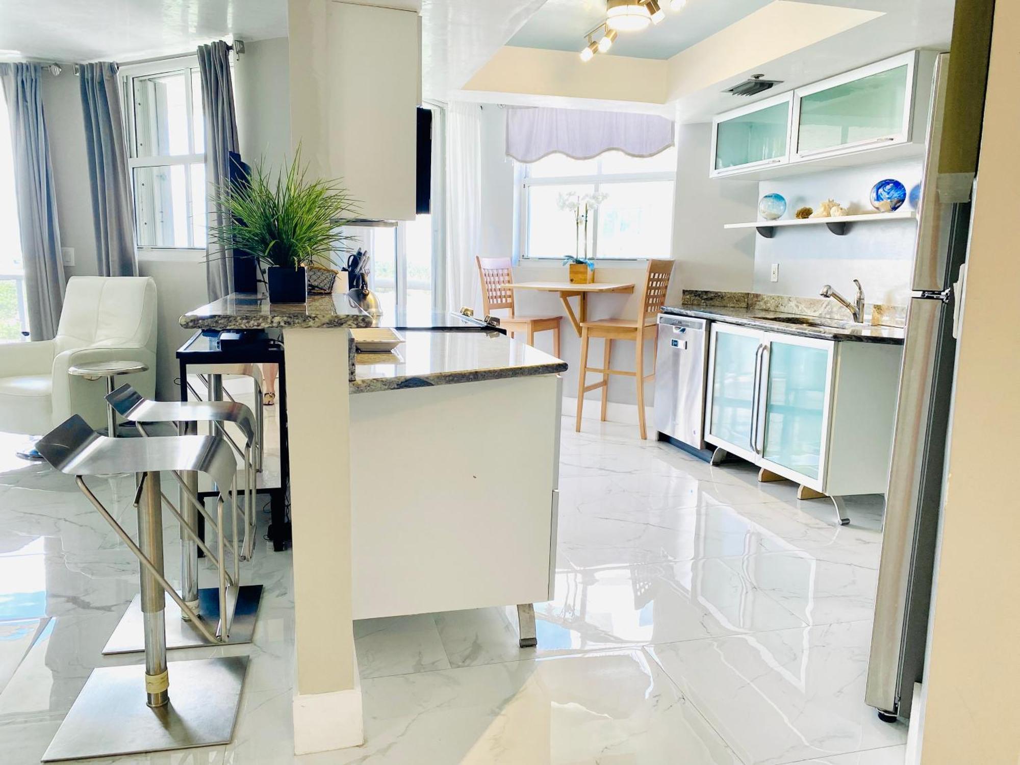 Apartment Bay & Ocean Views Lux 2br 2ba Condo! Miami Beach! Parking *