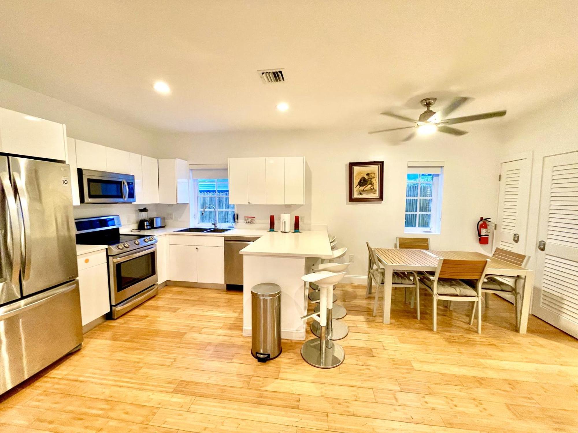 20 Guests Luxurious South 2