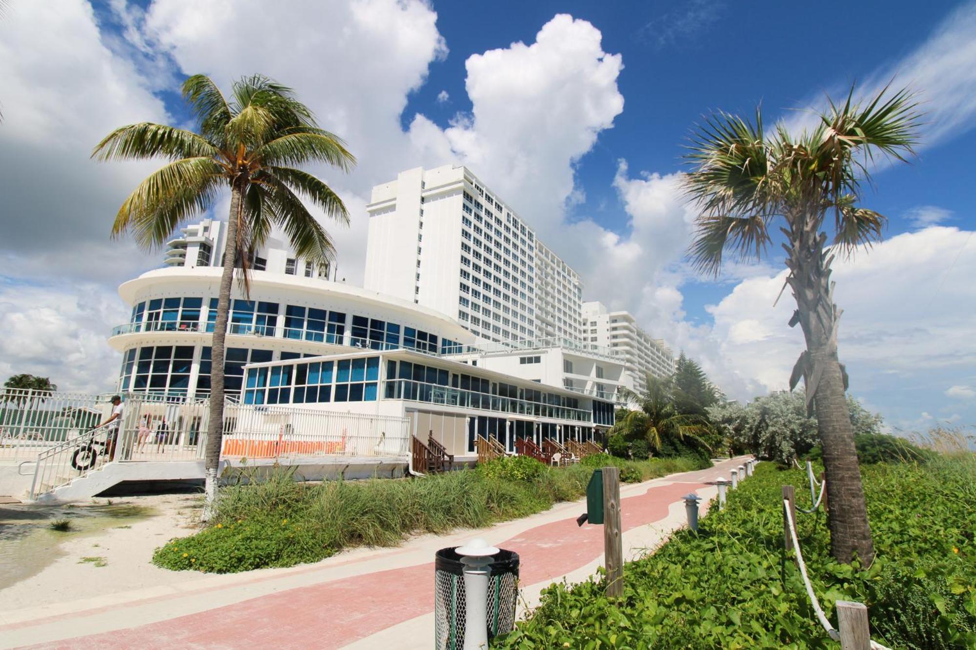 Castle 828 Oceanfront View With Balcony, Pool, Tennis, Access And Free Parking! Holiday home Miami Beach