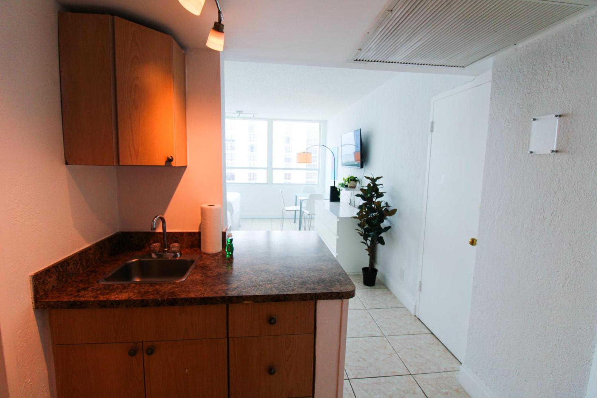 Castle 1608 Intracoastal Bay View Studio, Pool, Tennis, Access & Free Parking Apartment *