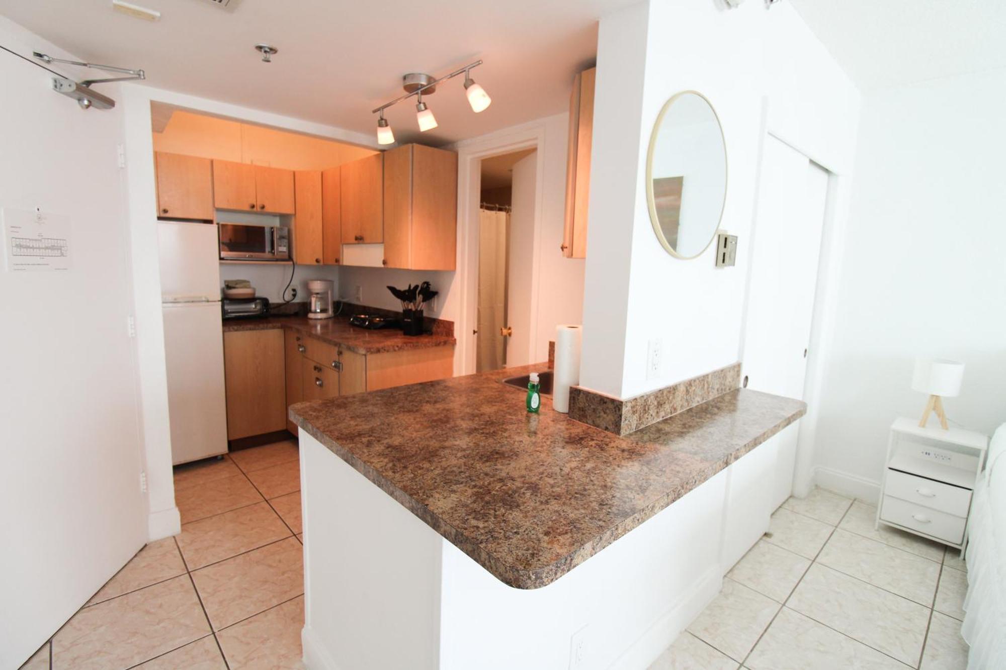 Castle 1608 Intracoastal Bay View Studio, Pool, Tennis, Access & Free Parking Apartment
