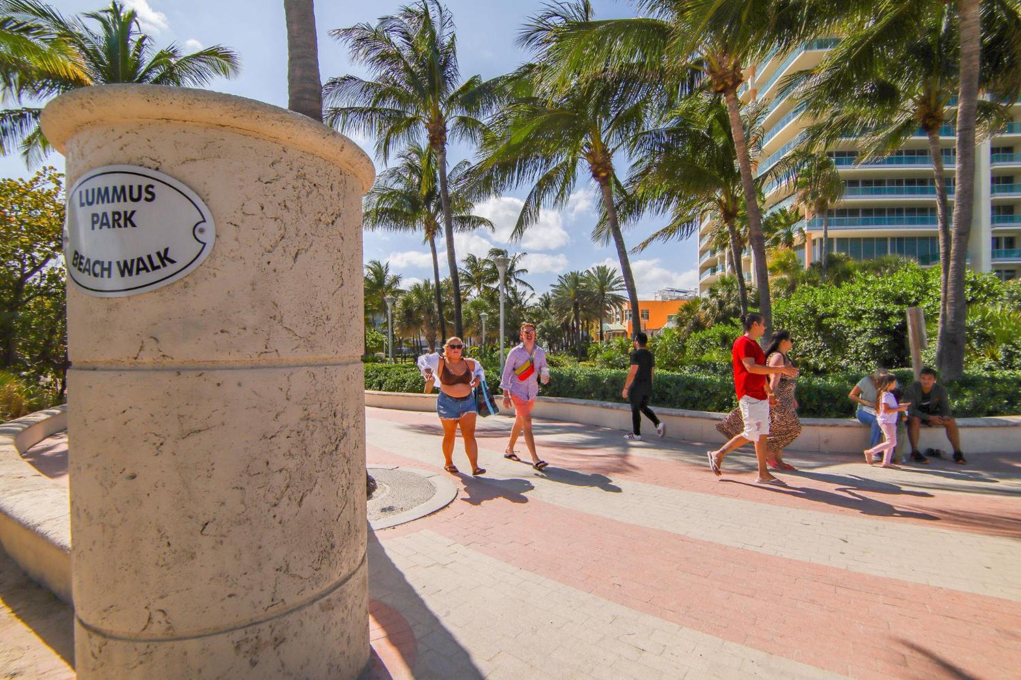 2b/2b, Free Parking, South Beach, 1 Block 2 *