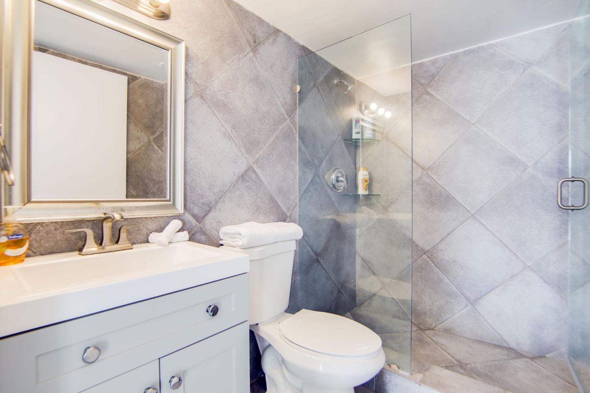2b/2b, Free Parking, South Beach, 1 Block 2 *