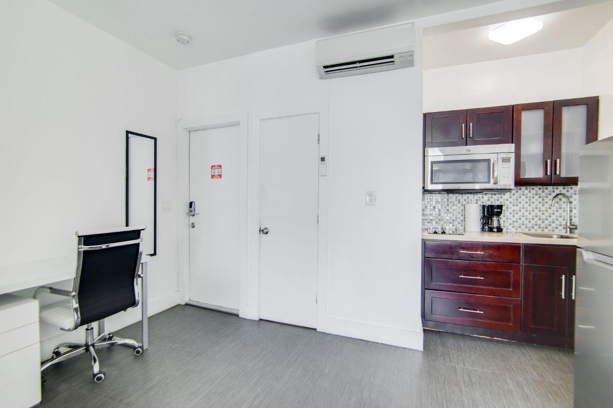 Charming Large Near Ocean Dr - South Apartment *