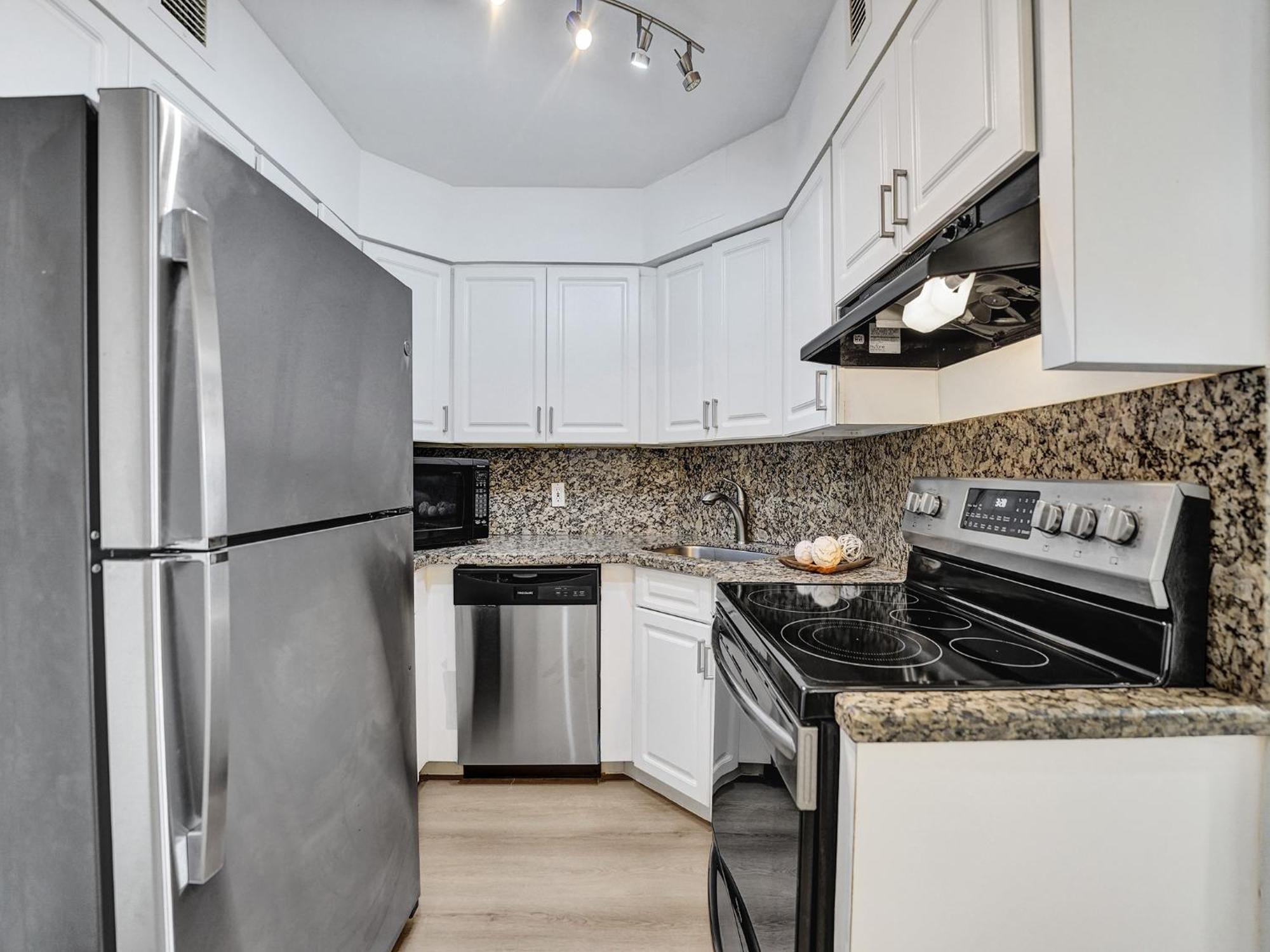 Ocean View 2 Bdrm 2 Ba 709 *