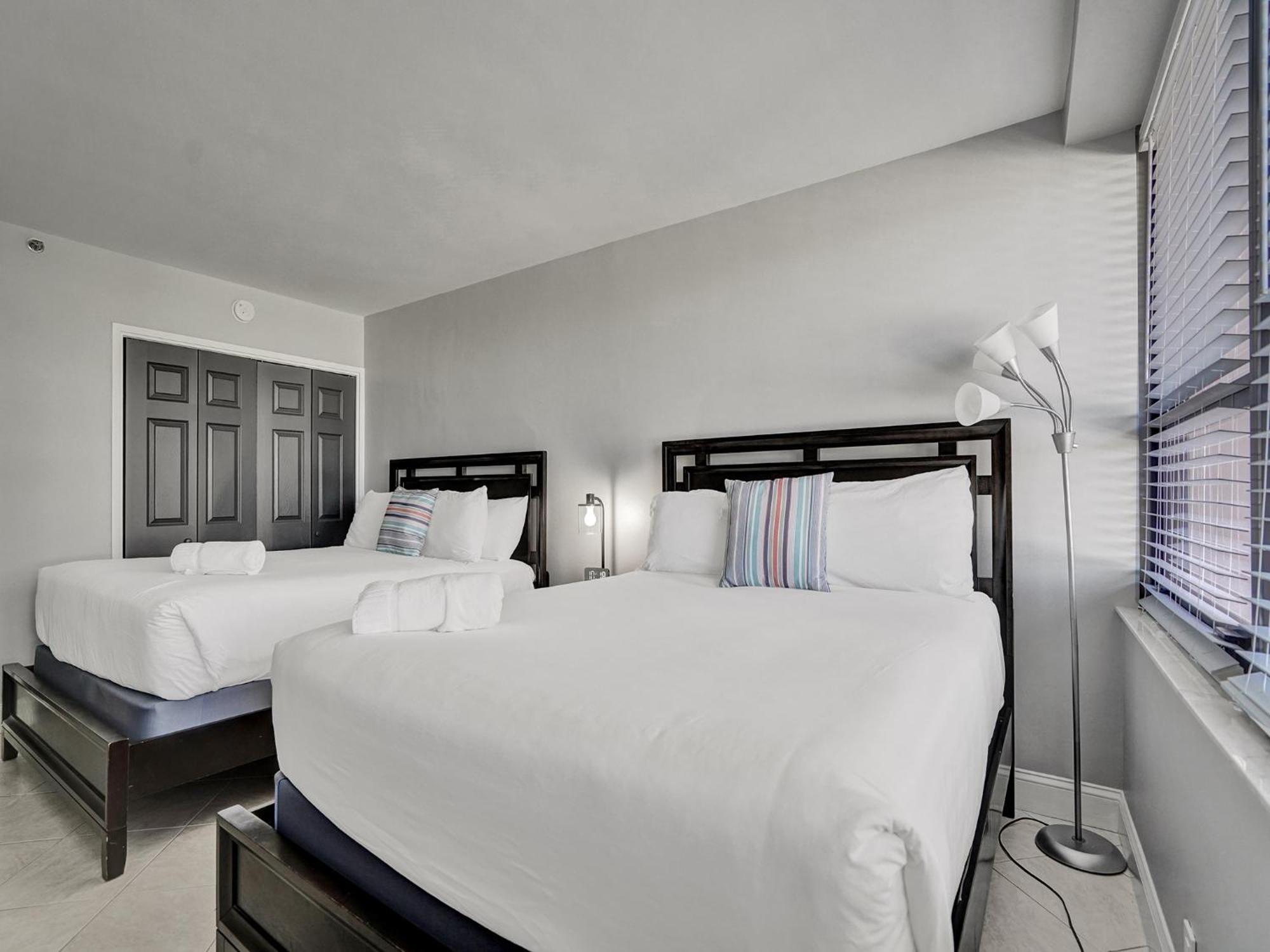 Cozy Beachfront 2 Bedroom Service 406