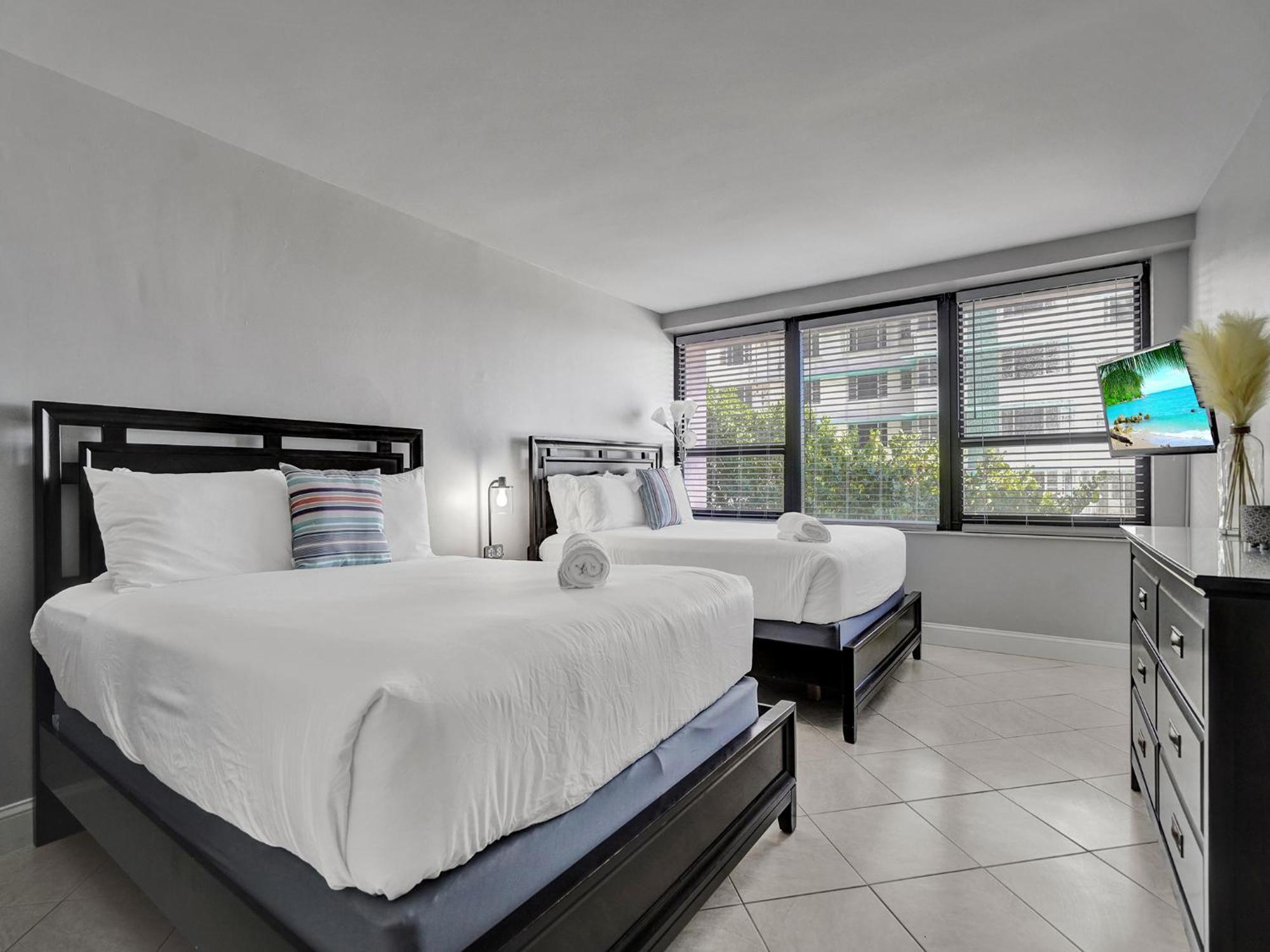 Cozy Beachfront 2 Bedroom Service 406 Apartment Miami Beach