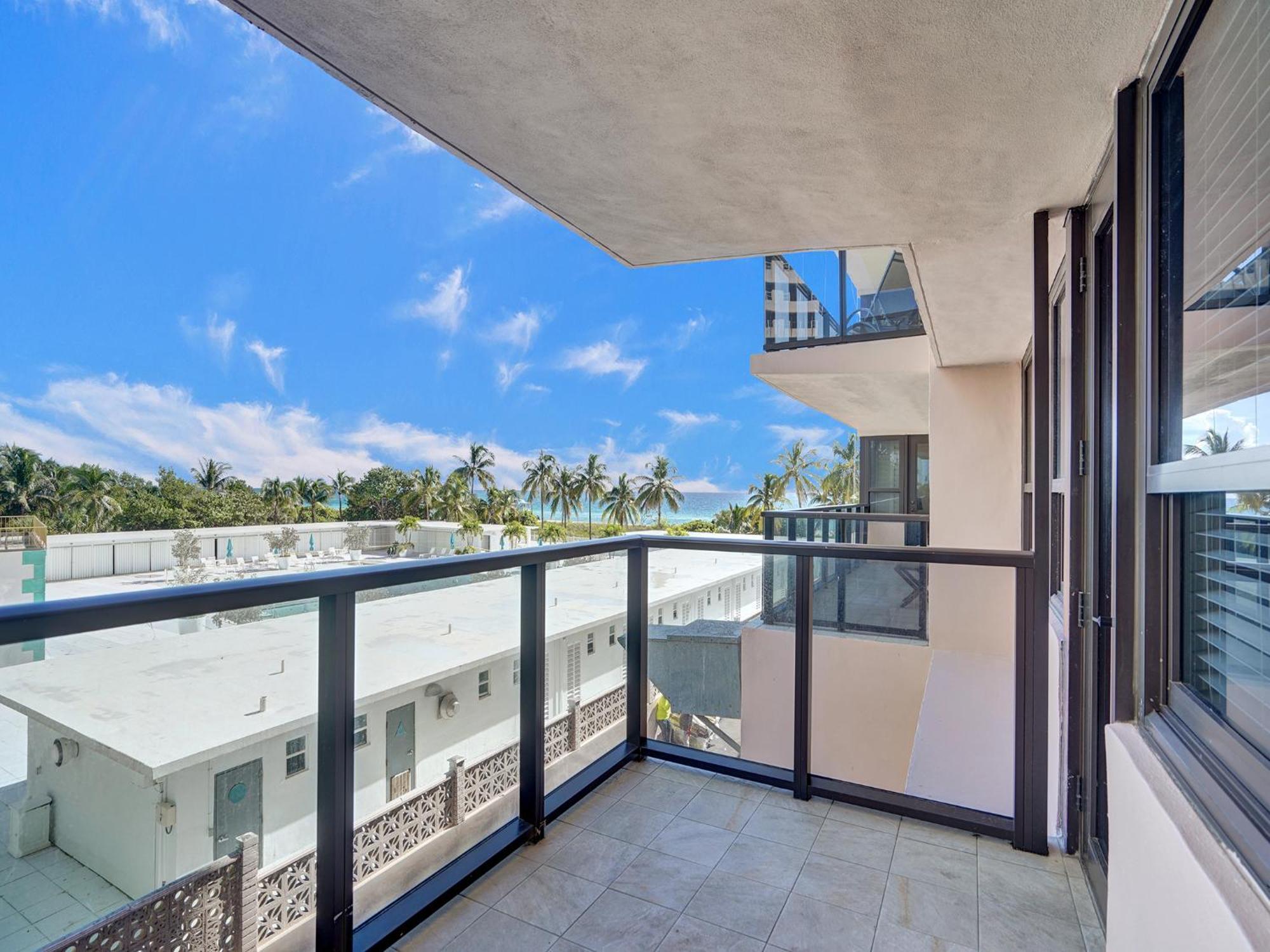 Cozy Beachfront 2 Bedroom Service 406