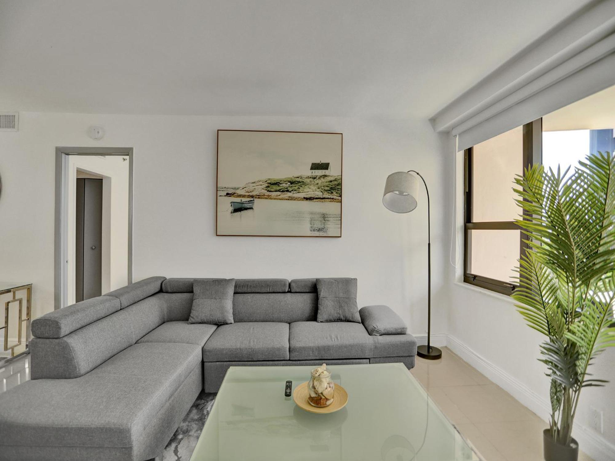 Oceanfront Service 411 Apartment
