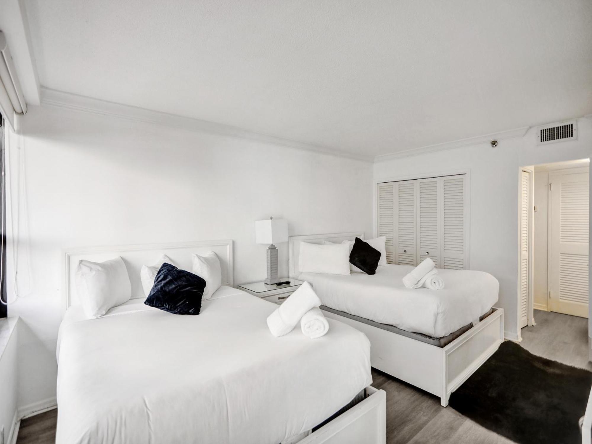 Charming Ocean View Service 516 Apartment *
