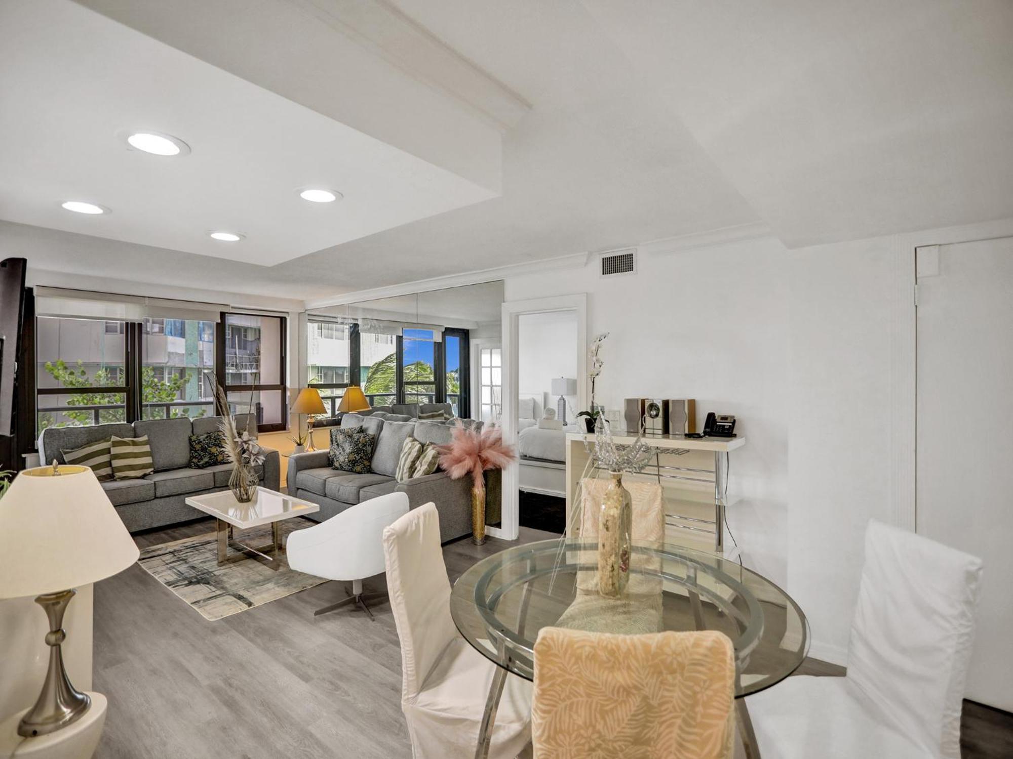 Charming Ocean View Service 516 Apartment