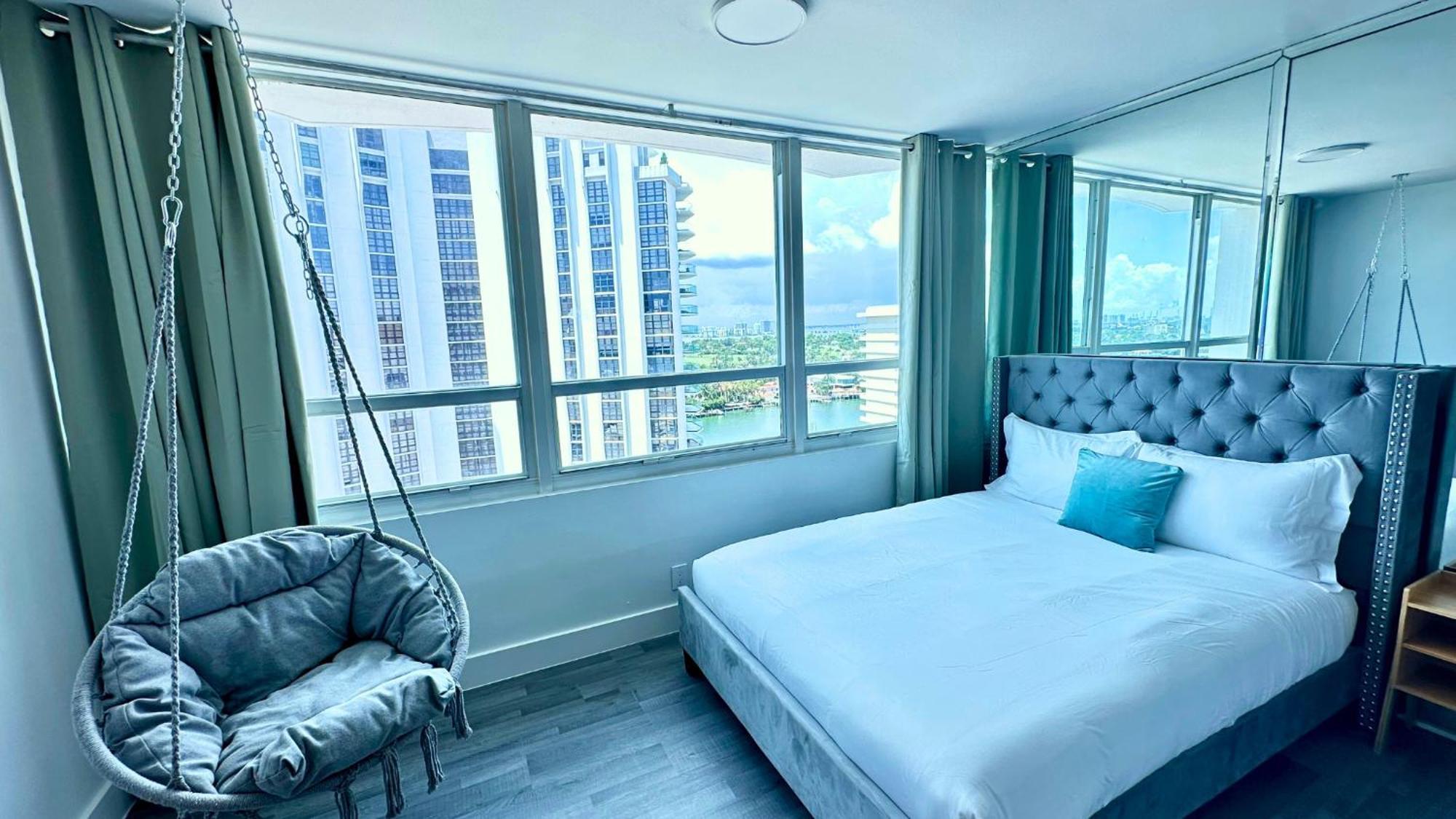 Seastays ~ Oceanfront * Miami Beach