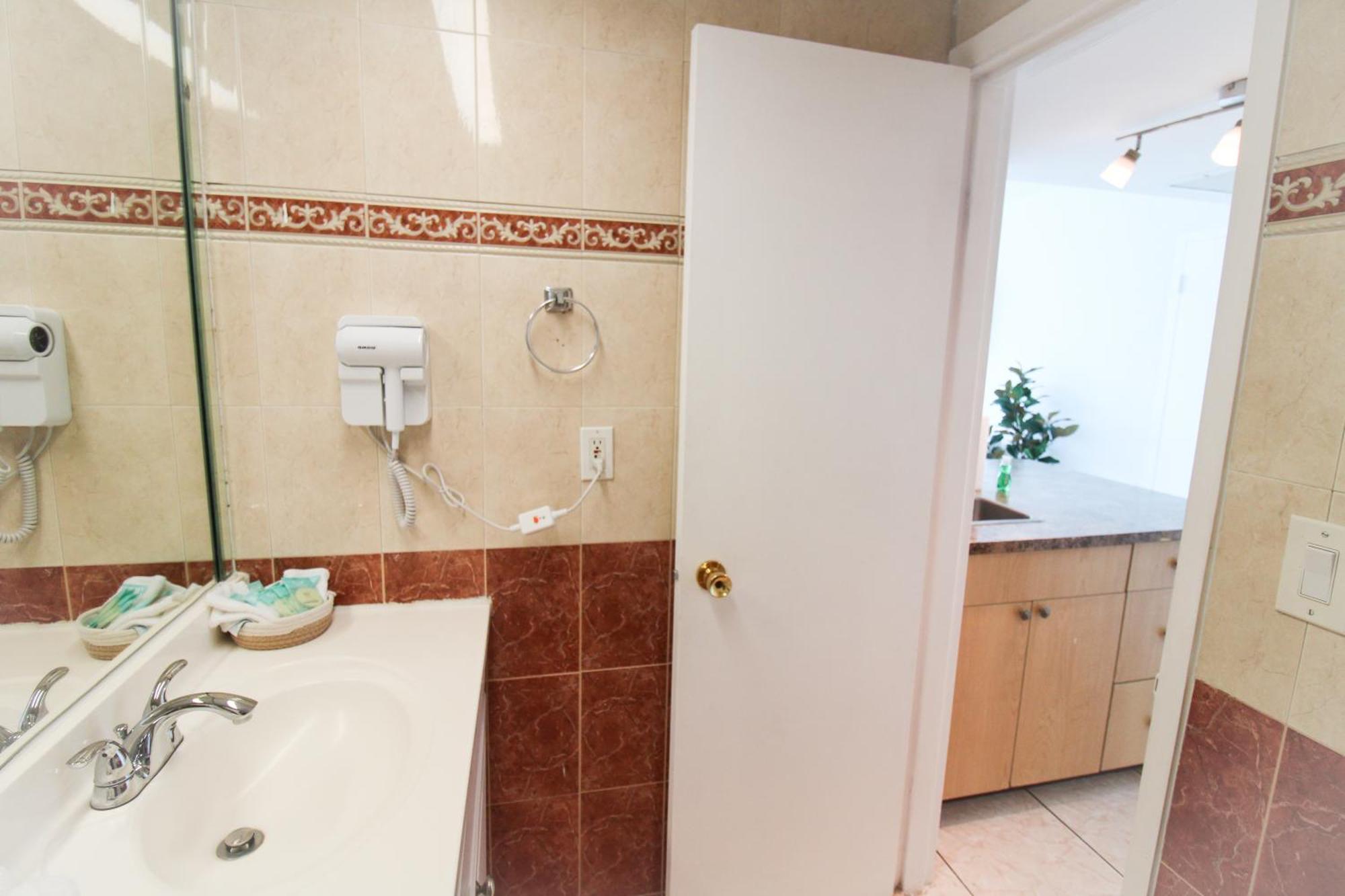Castle 1608 Intracoastal Bay View Studio, Pool, Tennis, Access & Free Parking