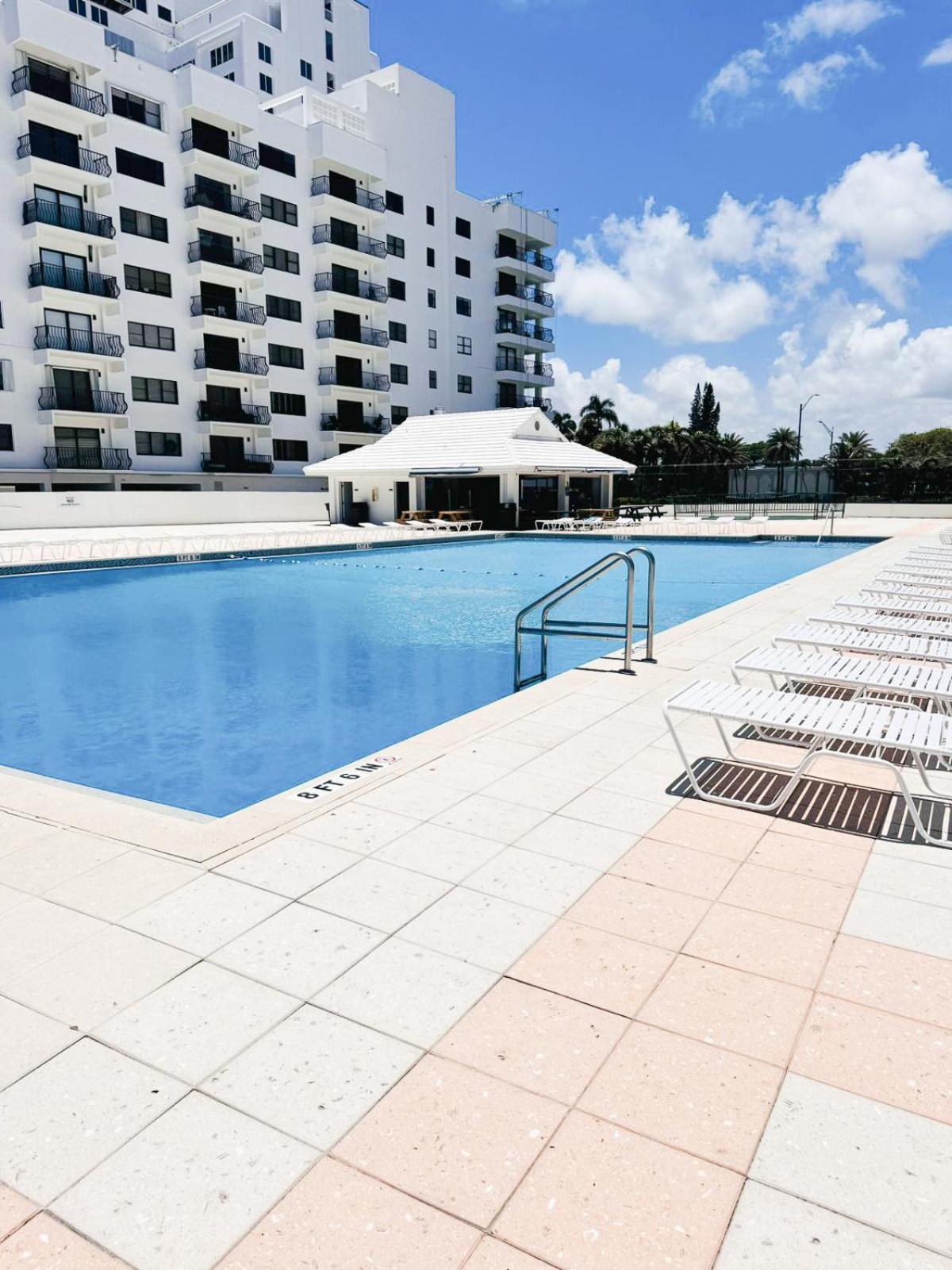 Castle 1608 Intracoastal Bay View Studio, Pool, Tennis, Access & Free Parking