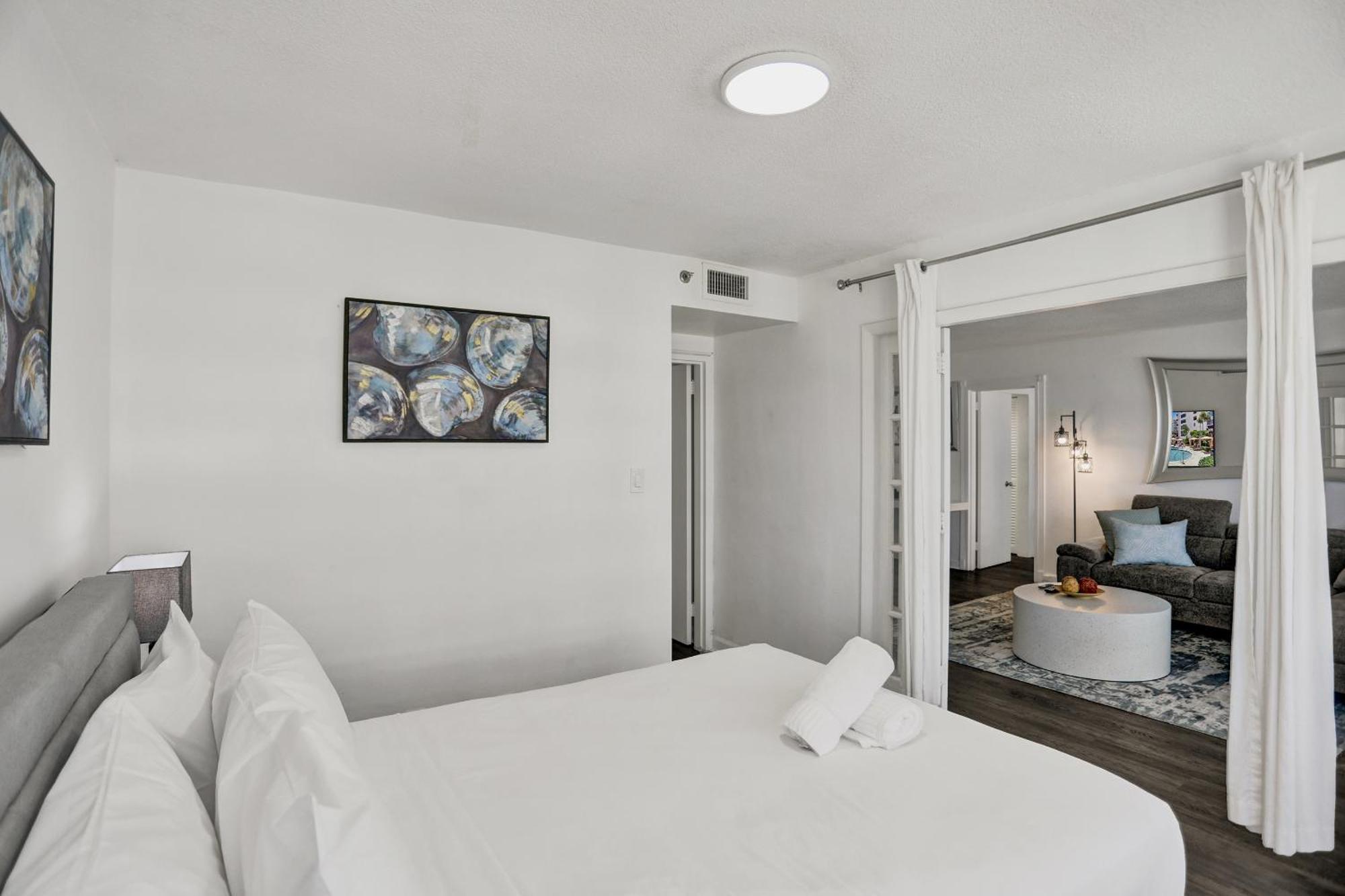 Adorable 2 Bedroom Service 1110 Apartment *