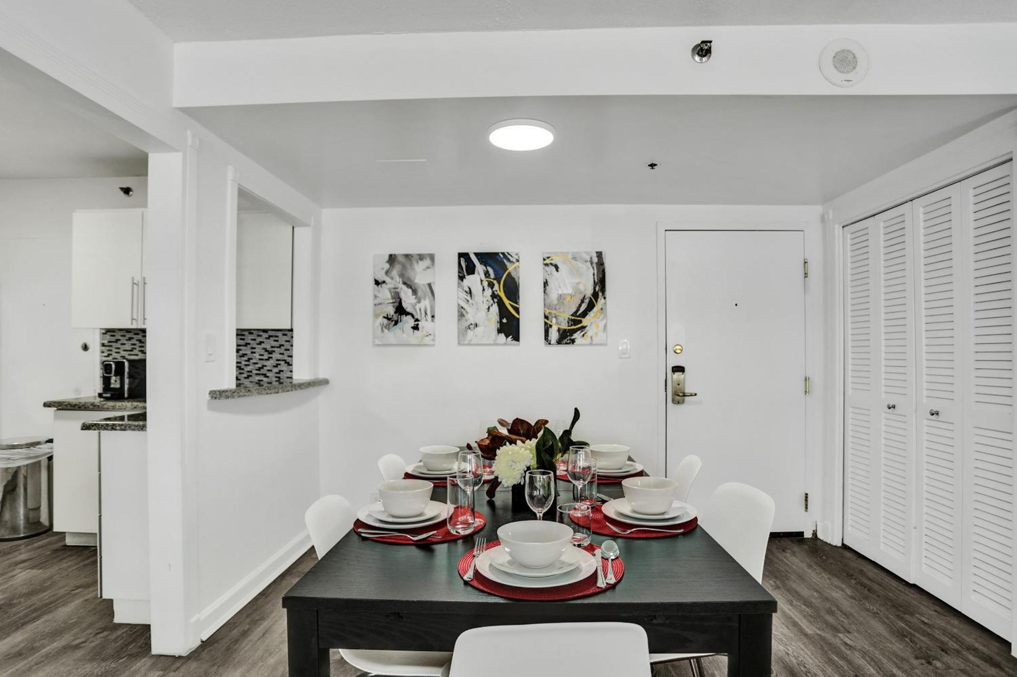 Adorable 2 Bedroom Service 1110 Apartment