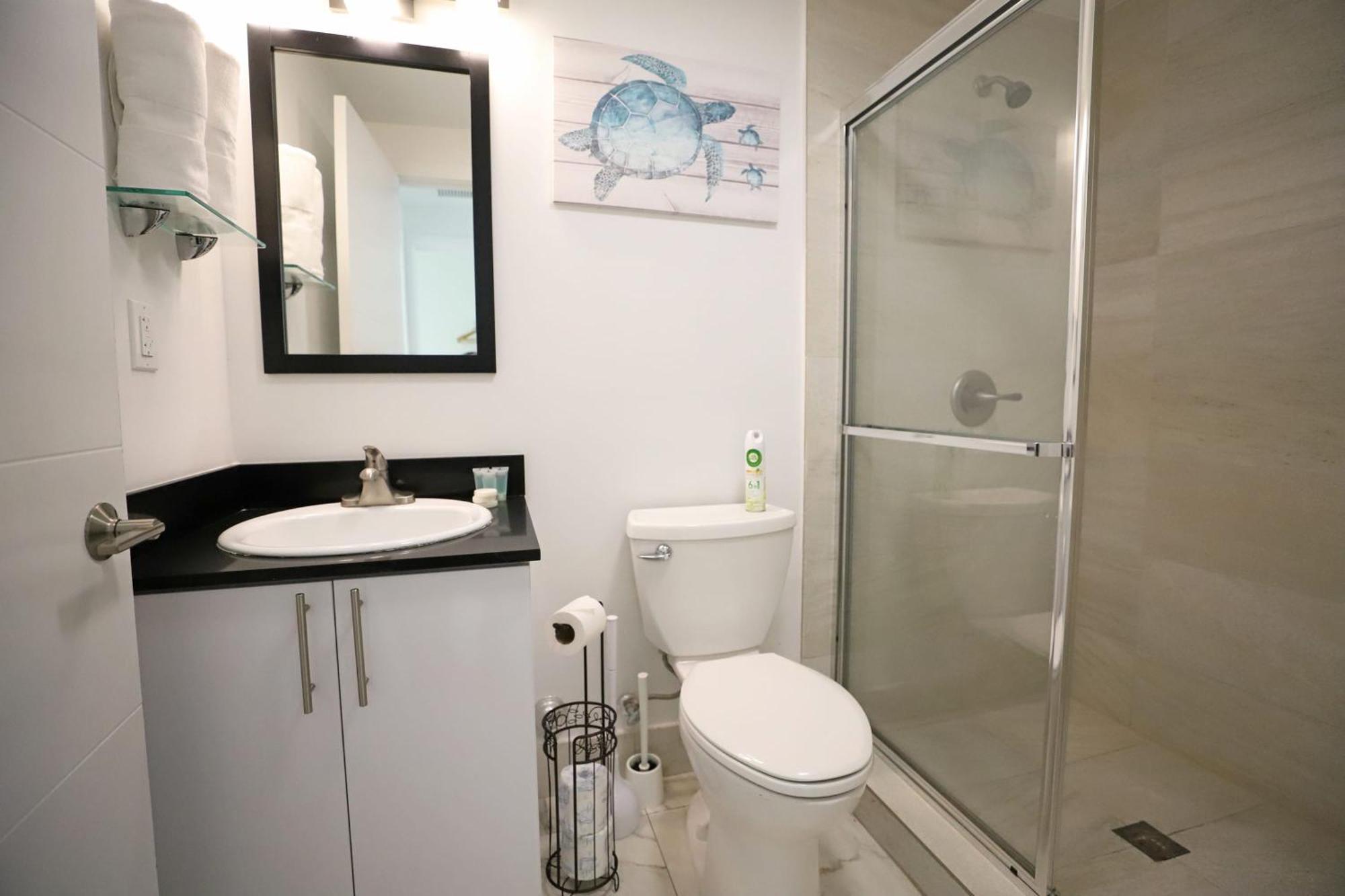 3 Minute Walk To Family Friendly Free Parking Apartment *