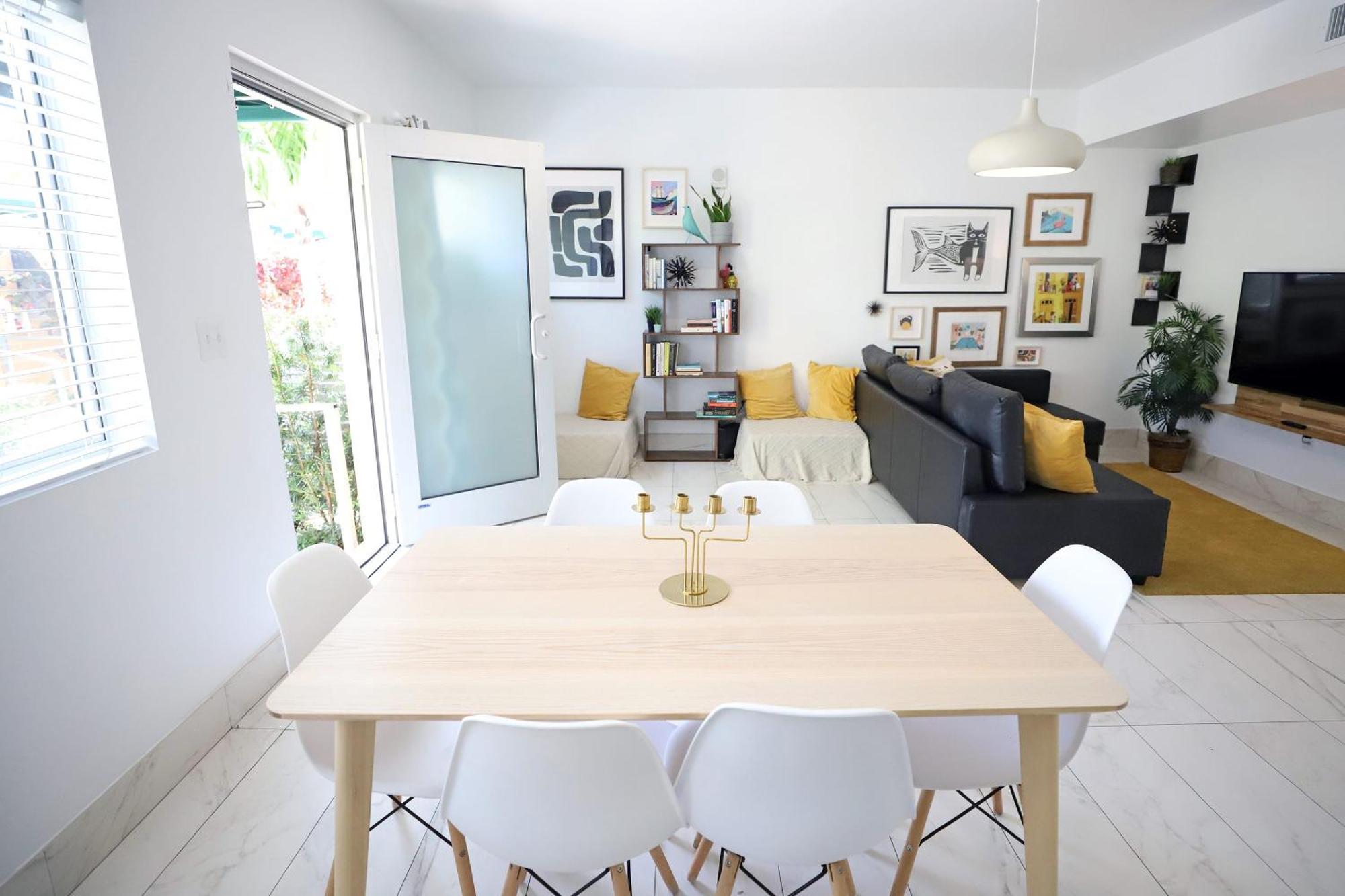 3 Minute Walk To Family Friendly Free Parking Apartment *