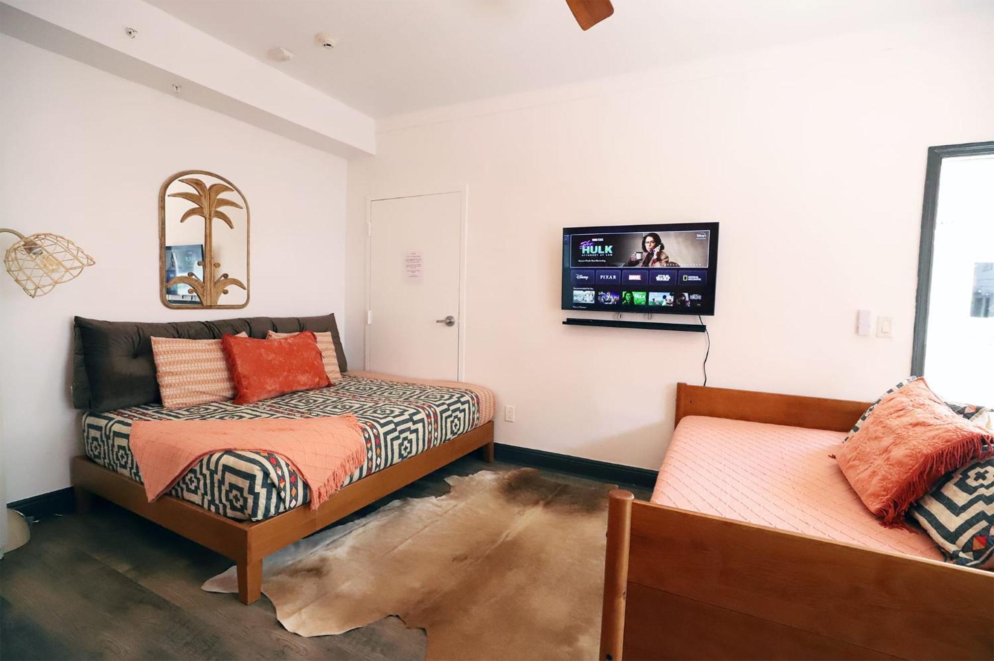 Steps To Sea Free Parking Pet & Family Friendly Apartment *