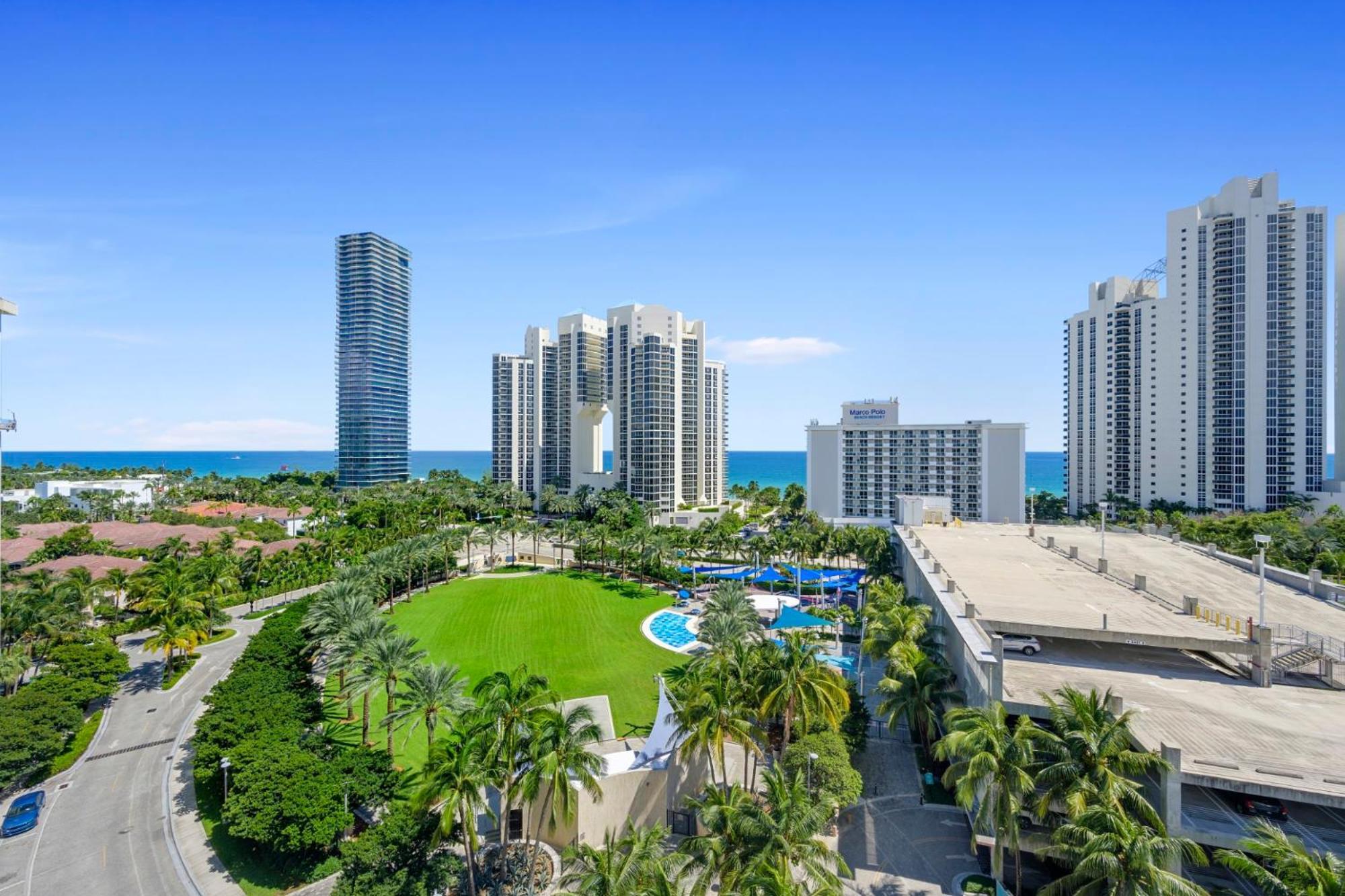 Apartment Spacious Of 2br - 2bth Near Of The Great Price