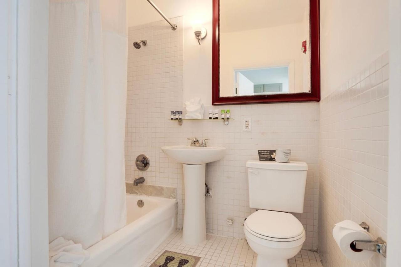 Stylish Steps From South Beach, Sleeps 4 Apartment *