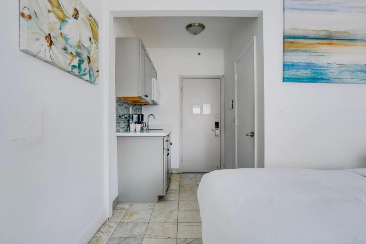 Apartment Stylish Steps From South Beach, Sleeps 4 Miami Beach