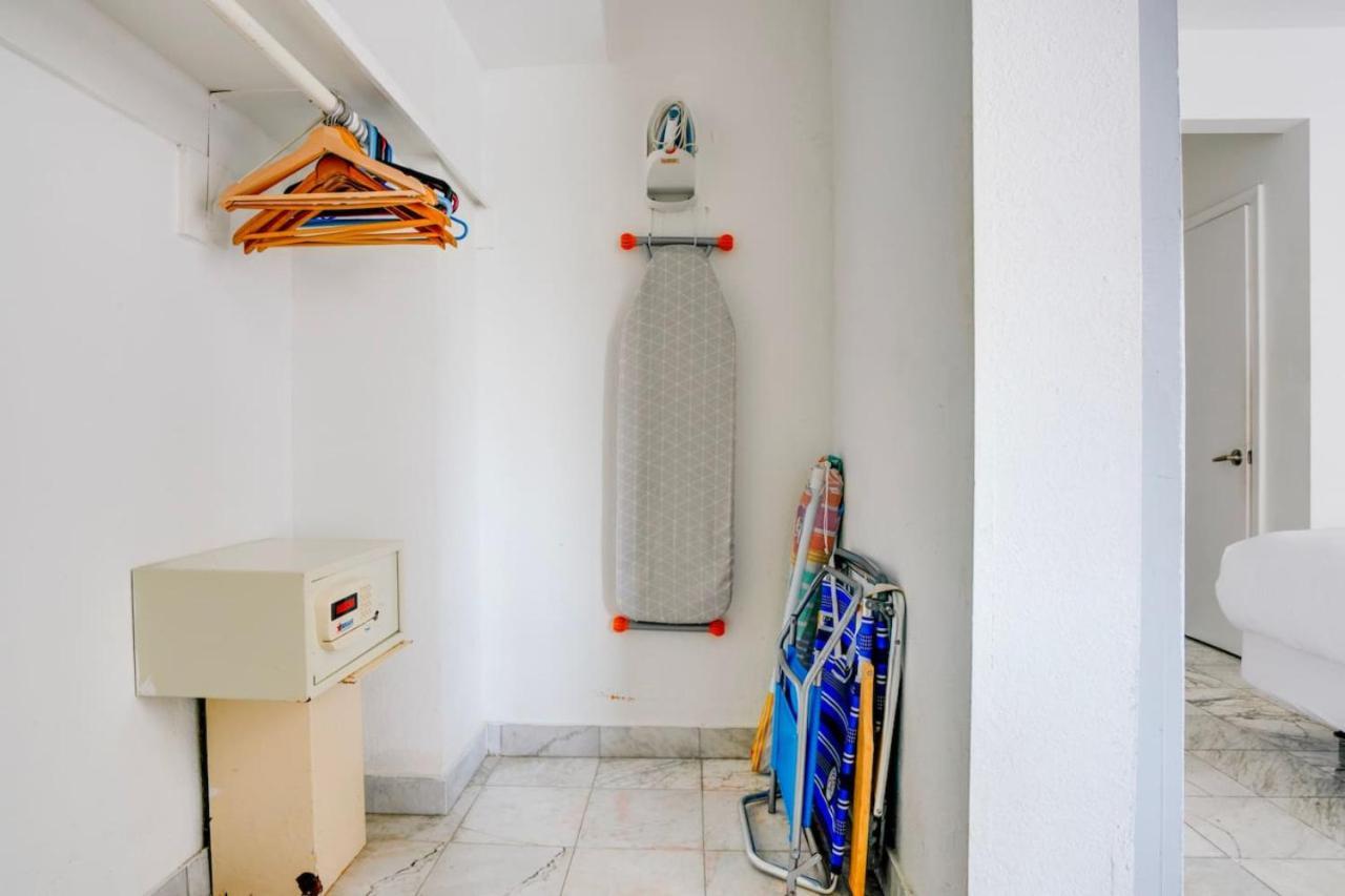 Stylish Steps From South Beach, Sleeps 4 *