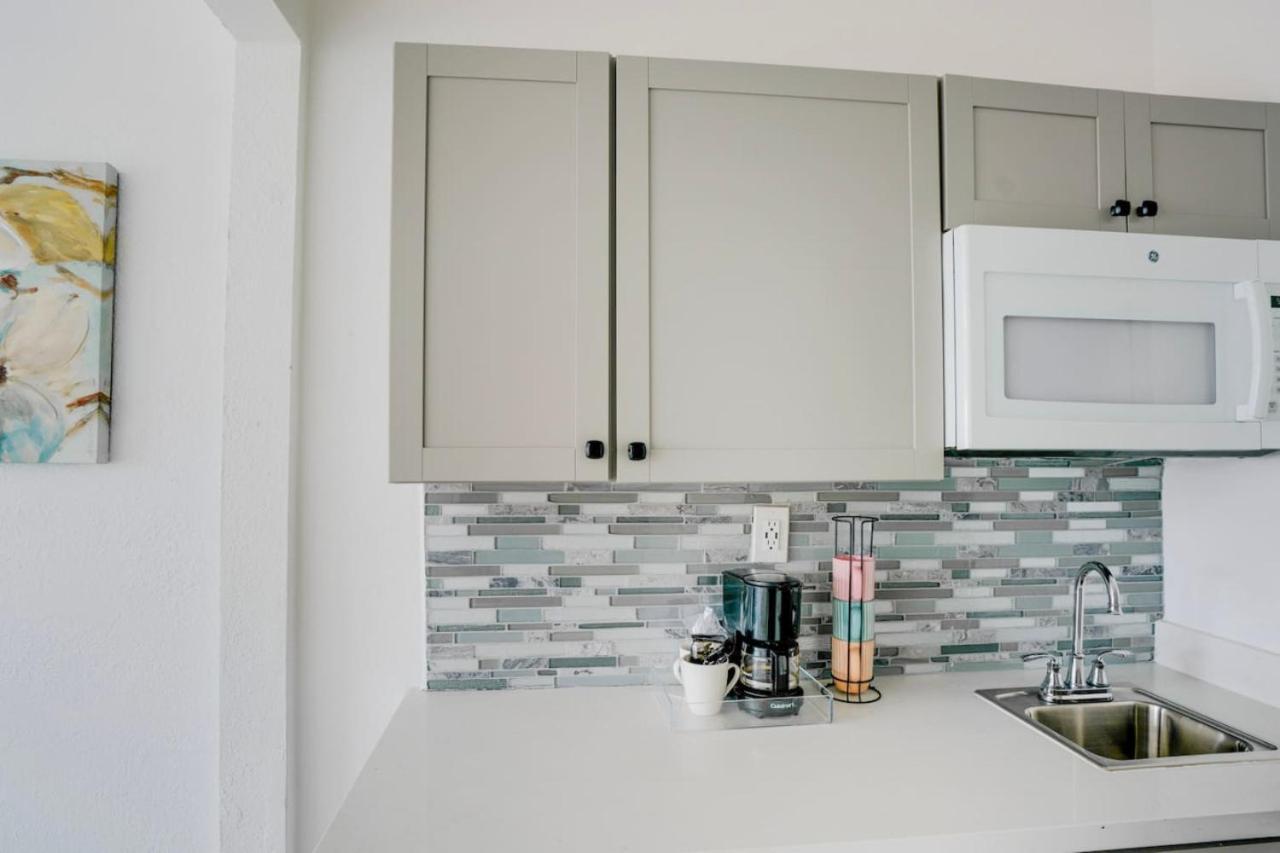 Apartment Stylish Steps From South Beach, Sleeps 4 *
