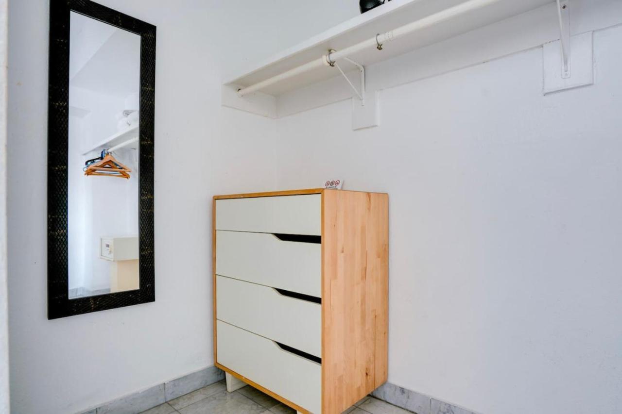 Apartment Stylish Steps From South Beach, Sleeps 4 *