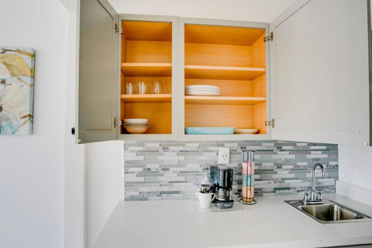Stylish Steps From South Beach, Sleeps 4 *