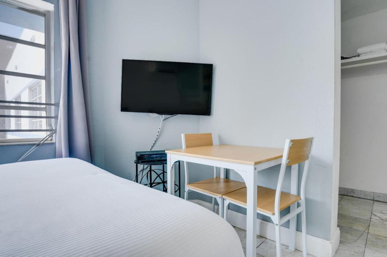 Apartment Stylish Steps From South Beach, Sleeps 4 Miami Beach