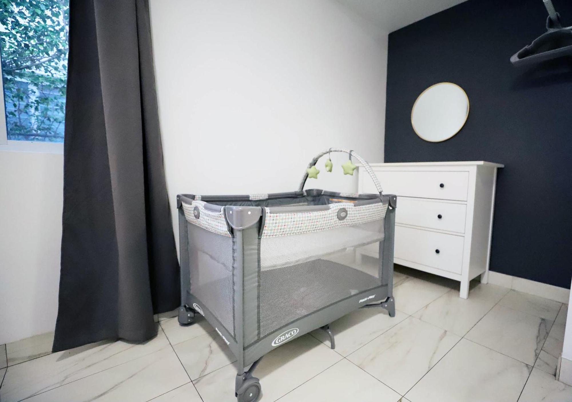 3 Minute Walk To Family Friendly Free Parking Apartment