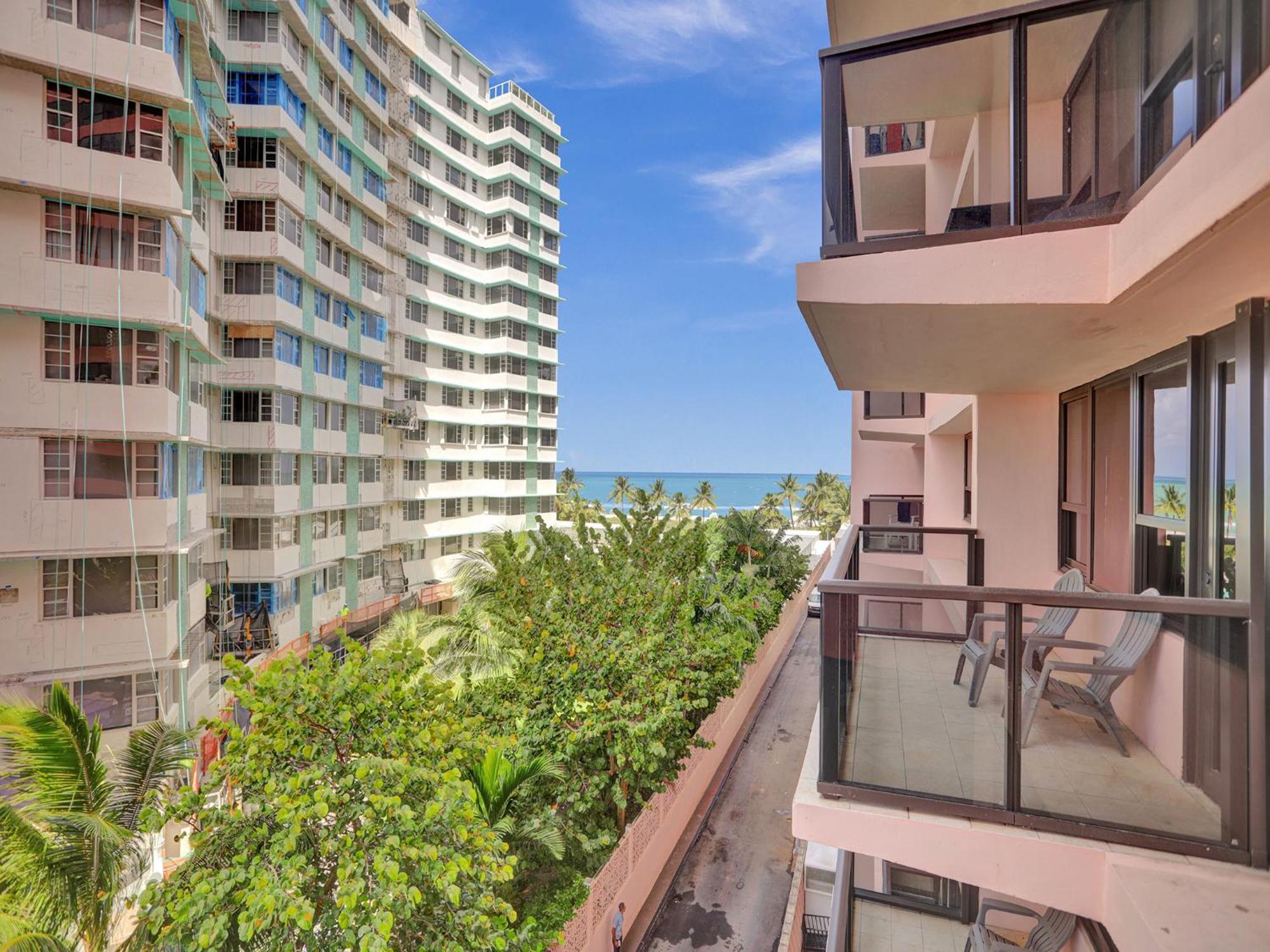 Ocean View Service And Pool 618 Miami Beach