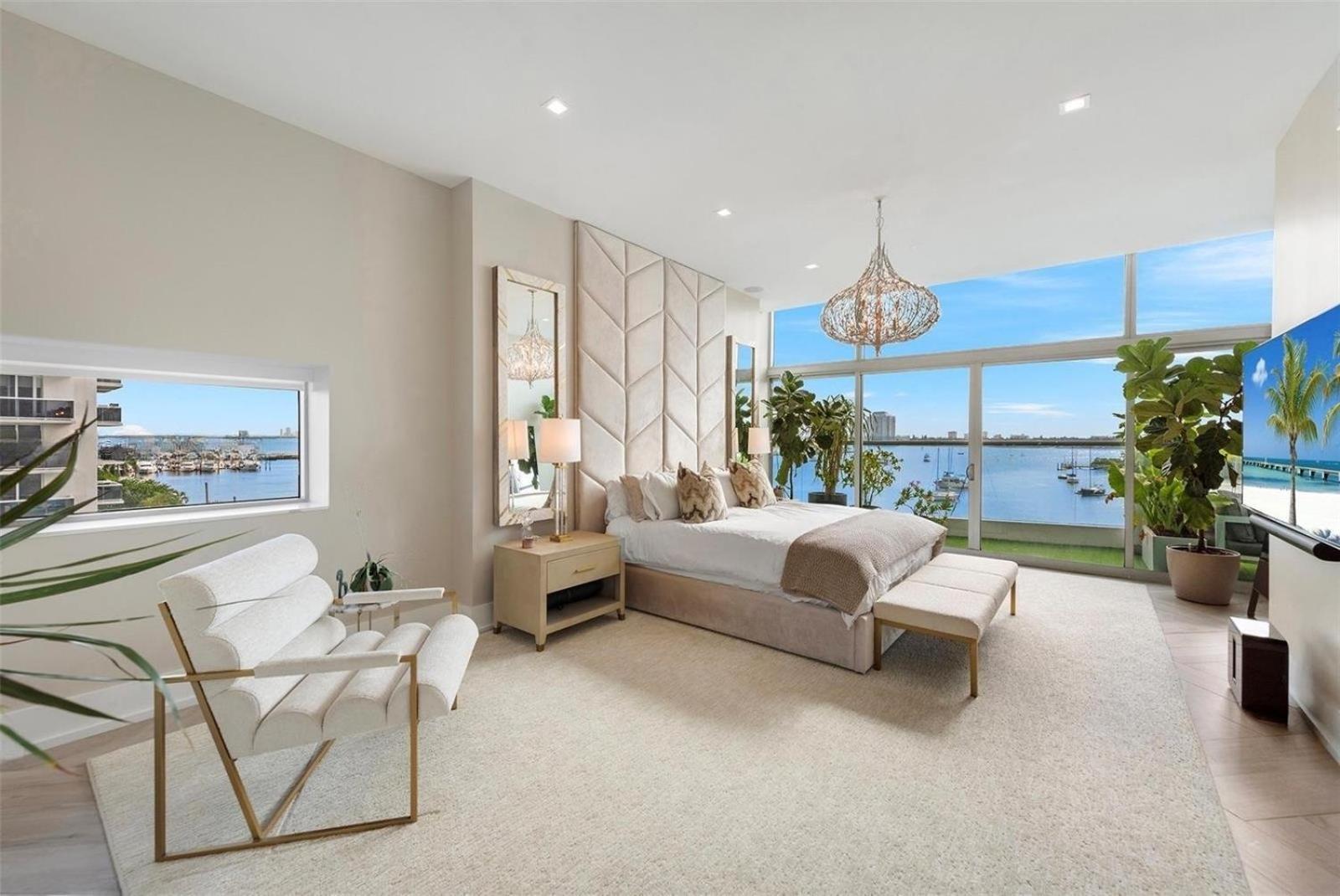 Spacious Corner Unit With Bay Views In Apartment *