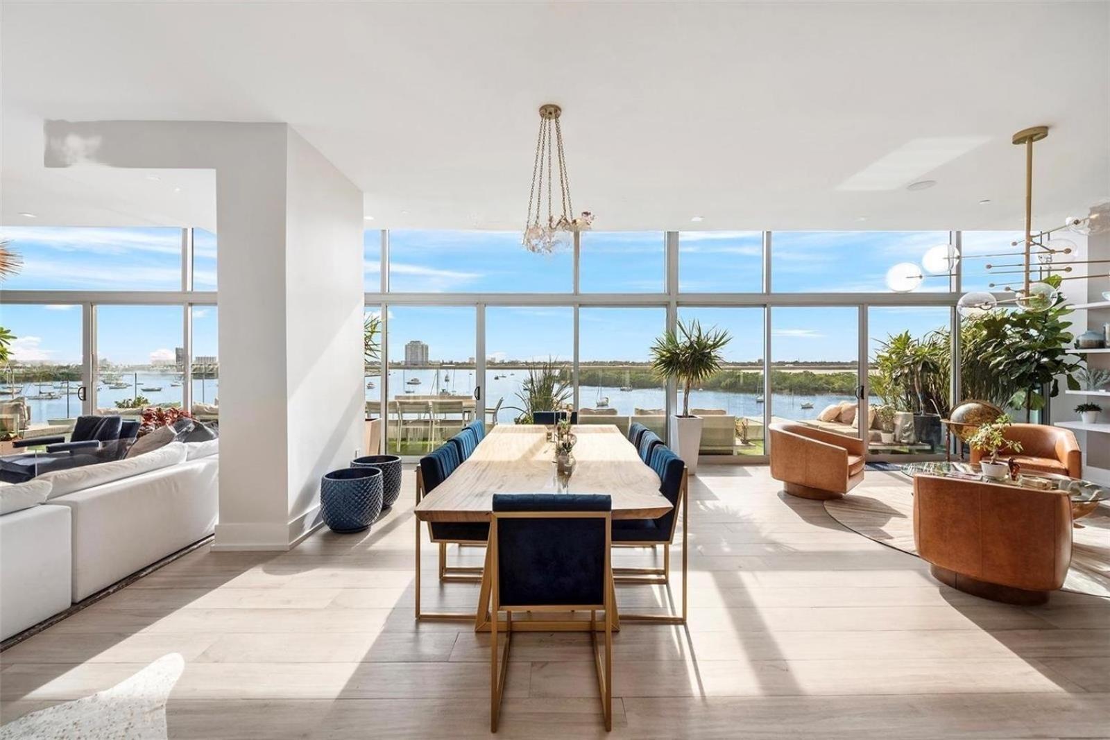 Spacious Corner Unit With Bay Views In Apartment *