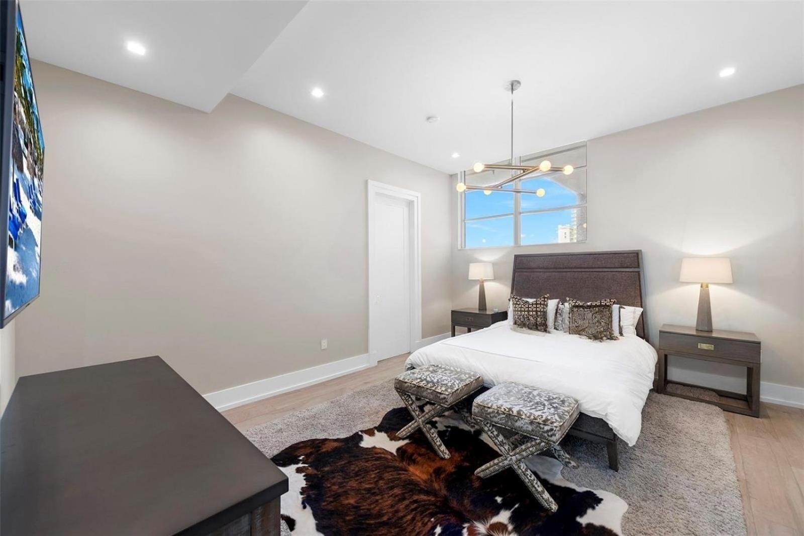 Spacious Corner Unit With Bay Views In Apartment
