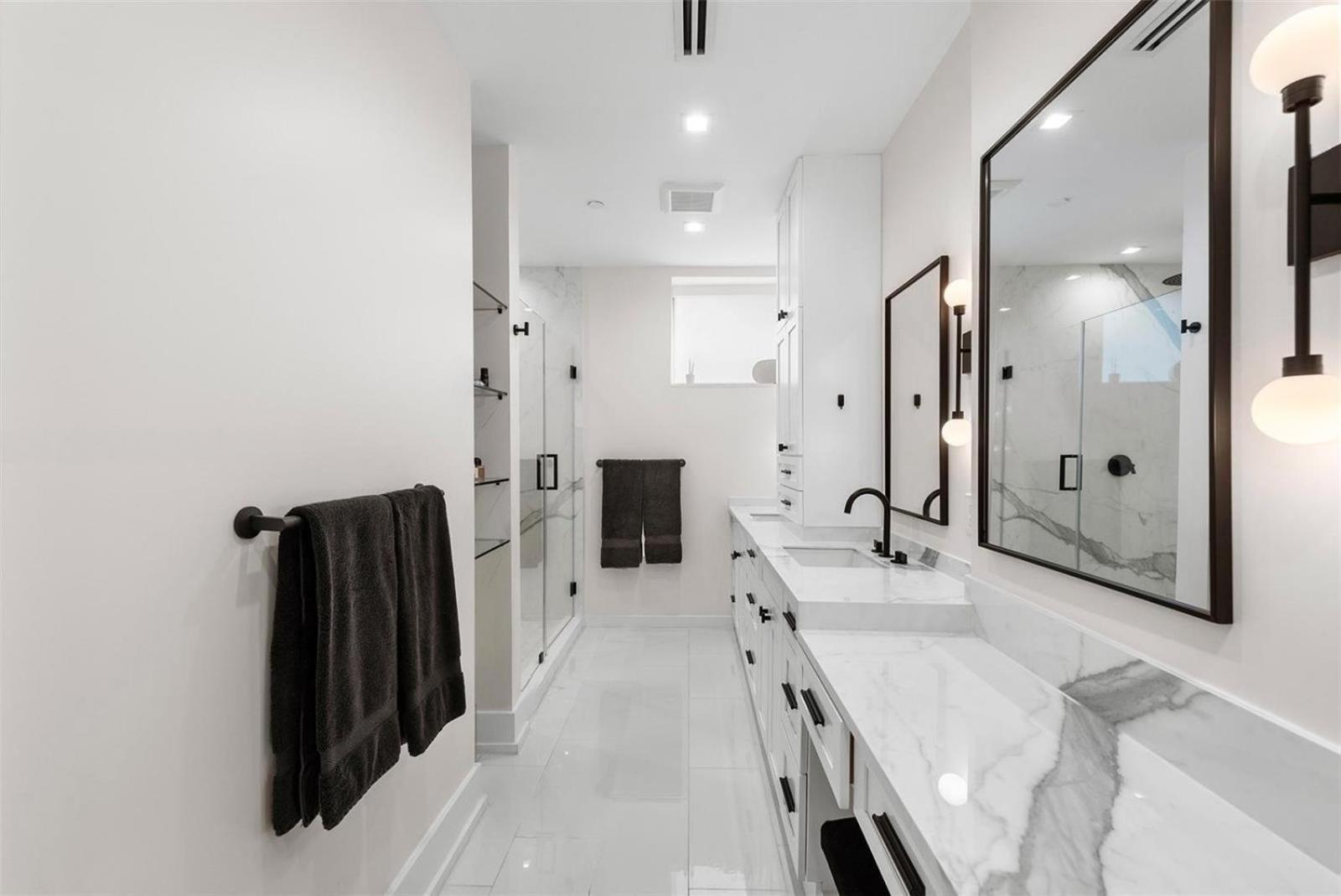 Spacious Corner Unit With Bay Views In Apartment *