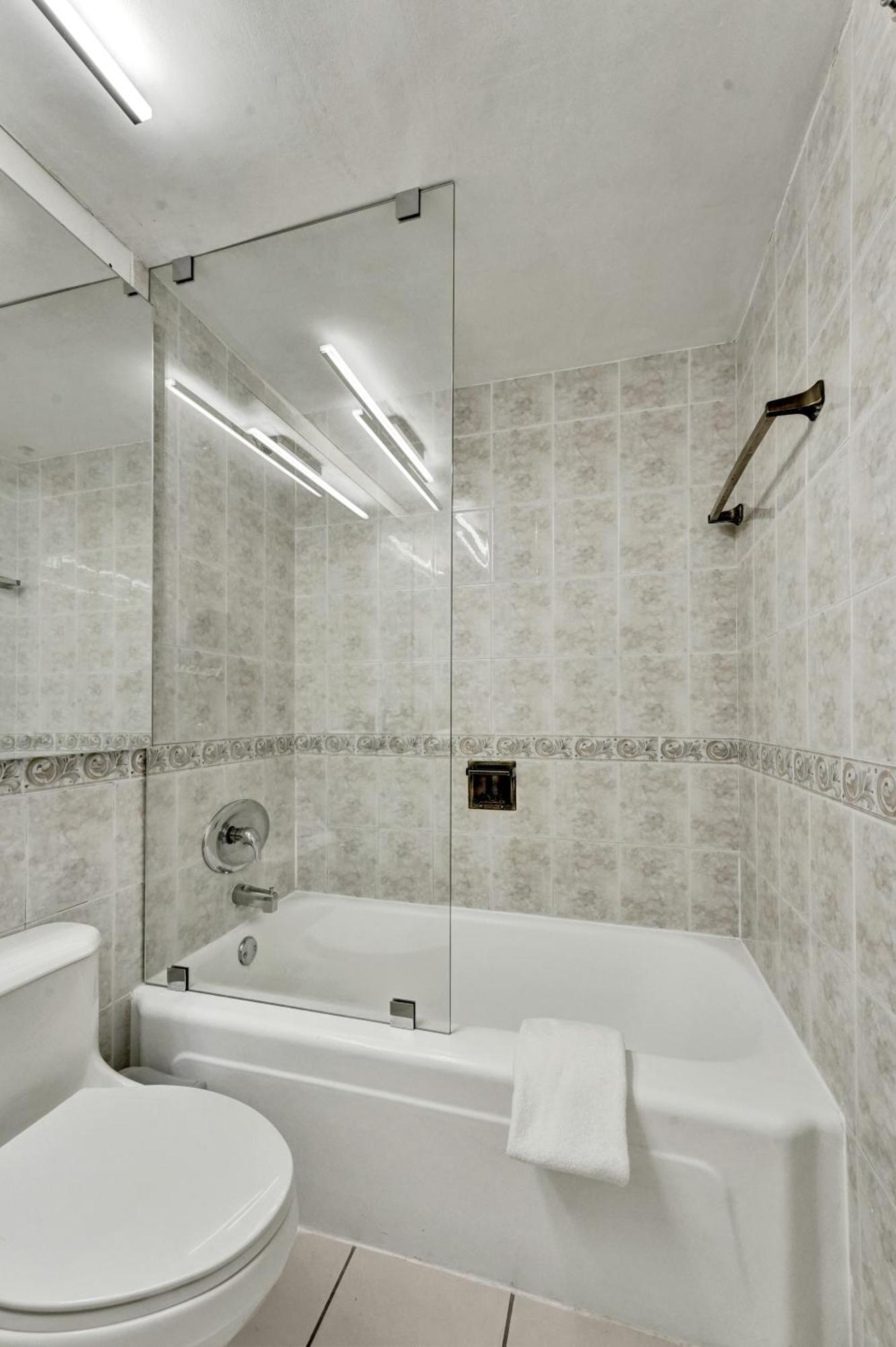 Huge 2bd Miami With Service - 720 Apartment