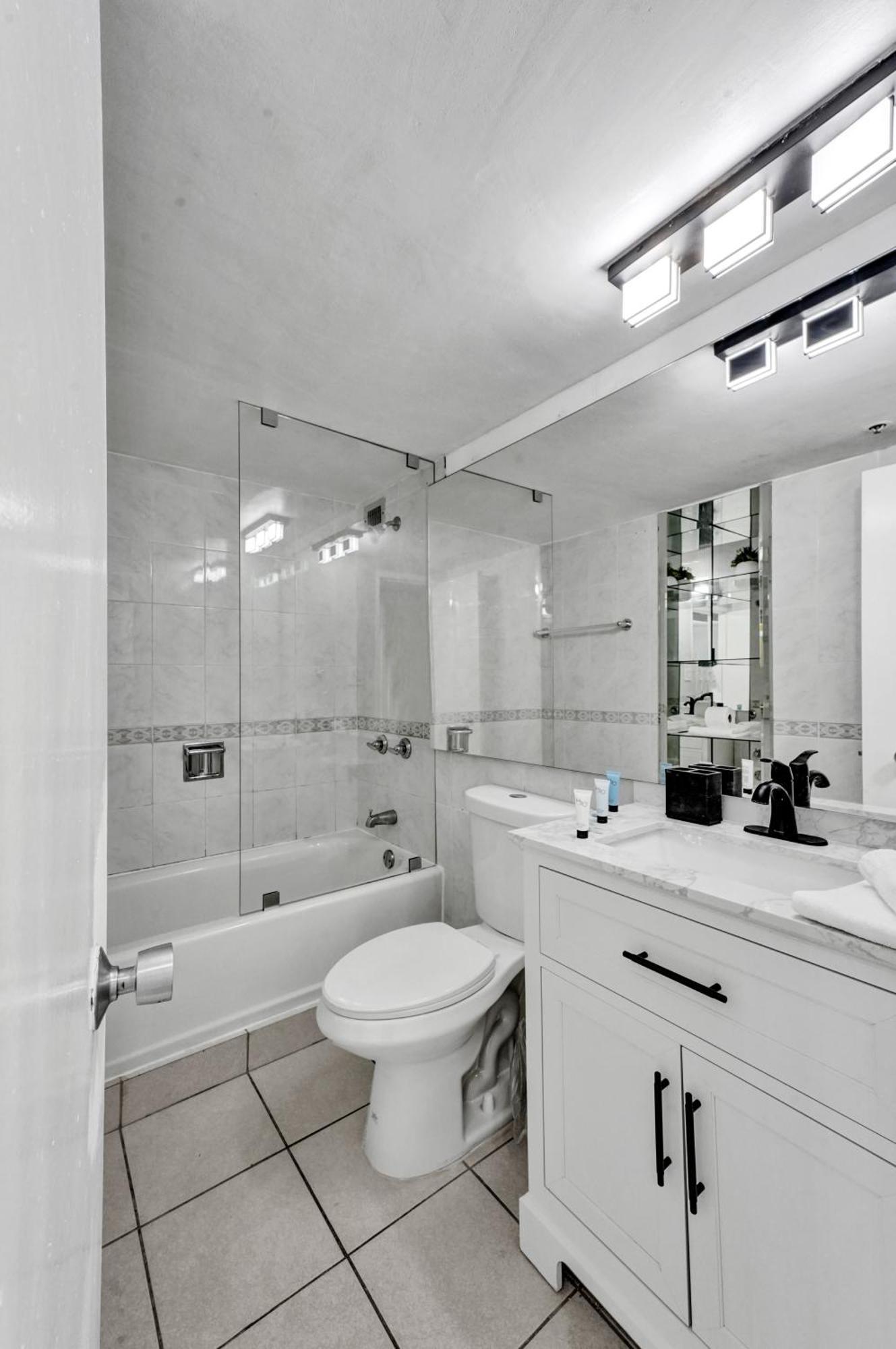 Huge 2bd Miami With Service - 720 Apartment