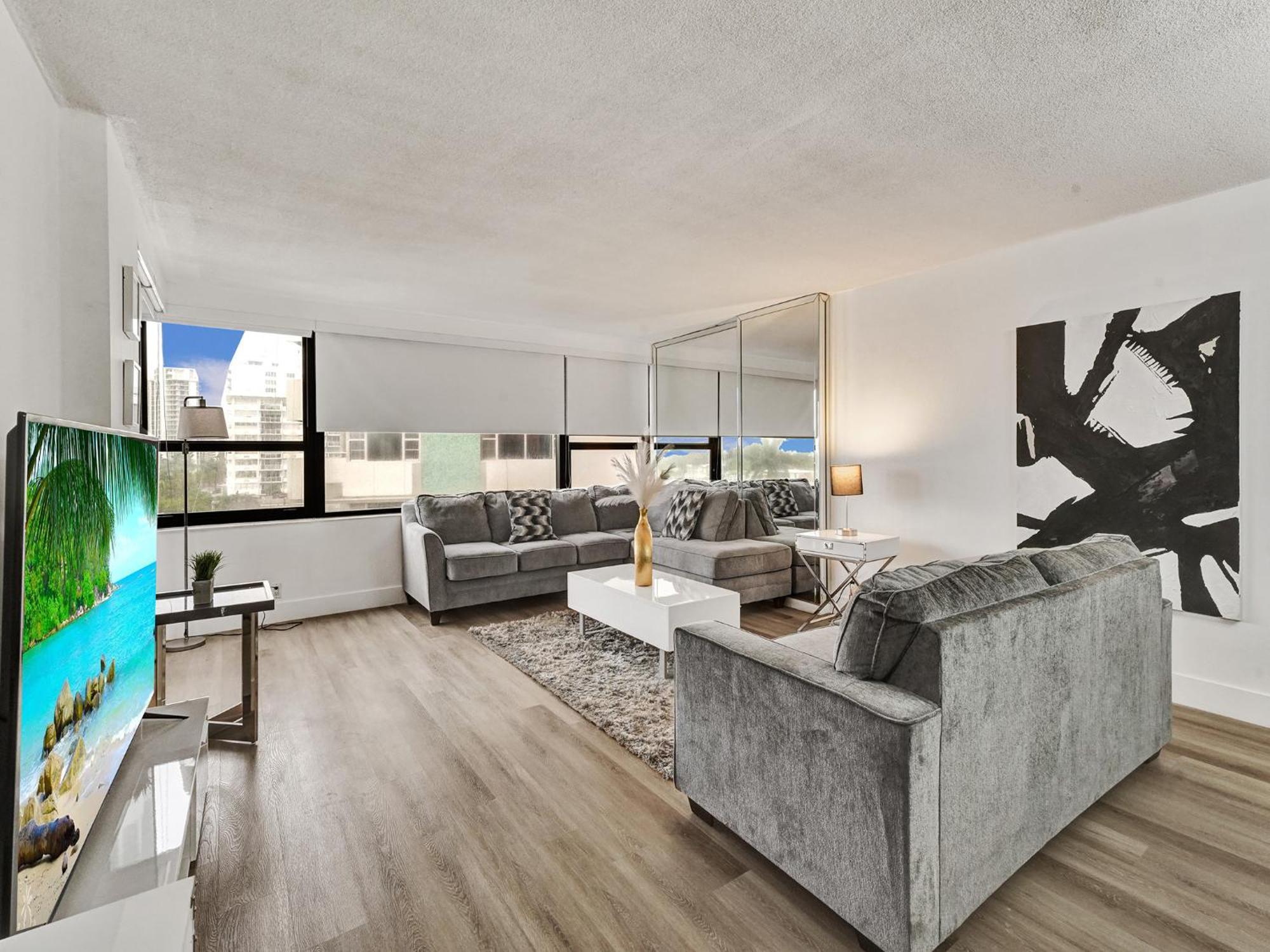 Huge 2bd Miami With Service - 720
