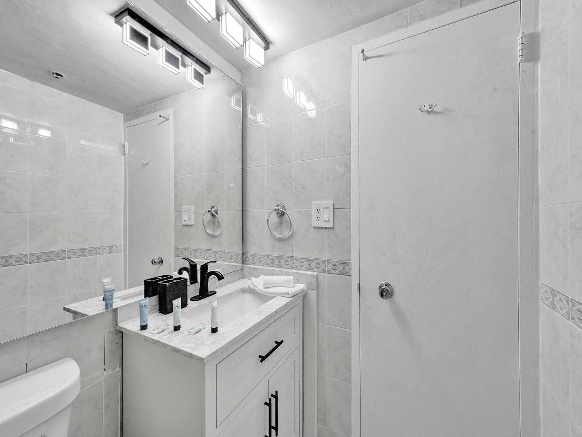 Huge 2bd Miami With Service - 720 *