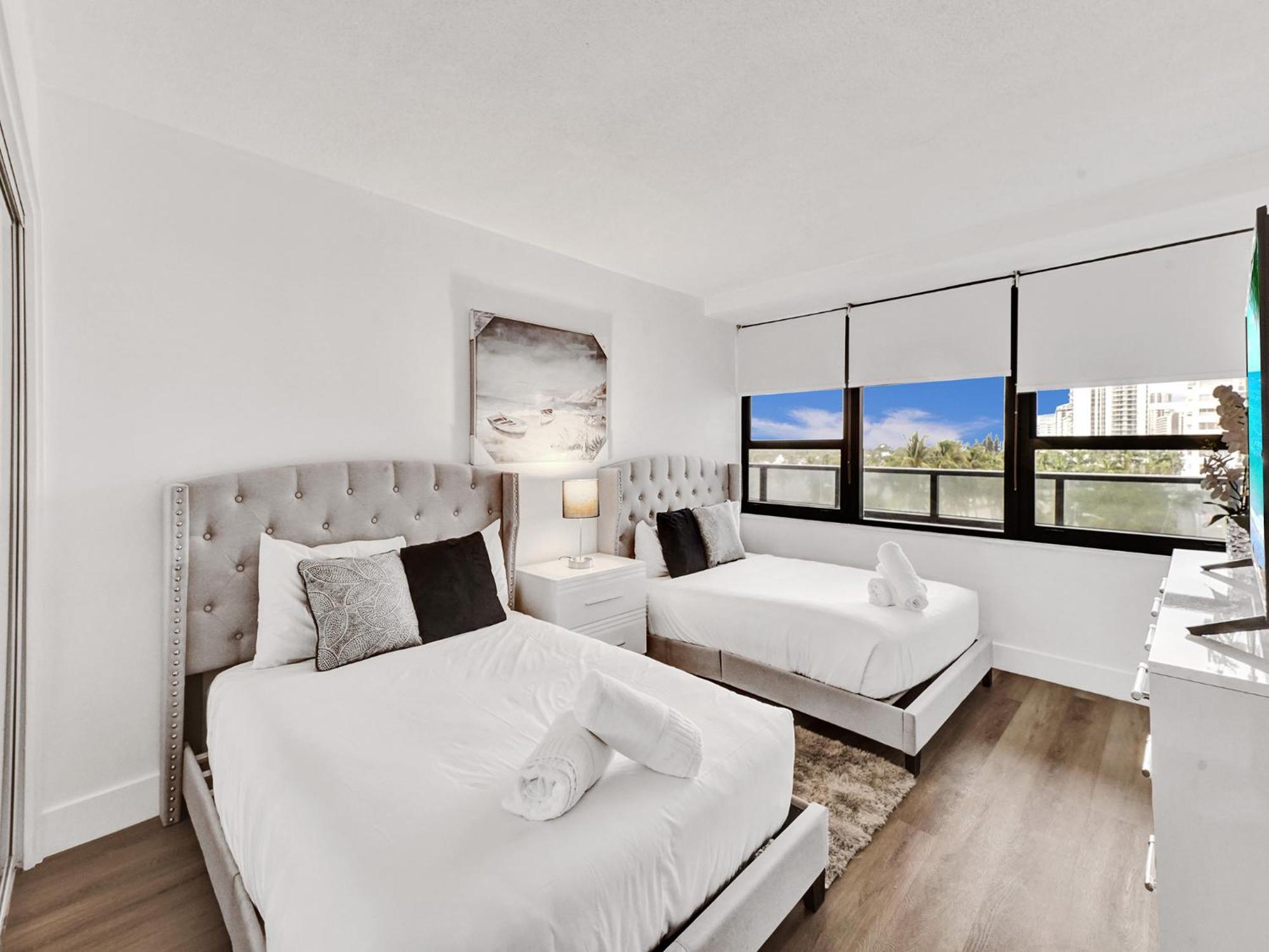 Huge 2bd Miami With Service - 720 Miami Beach