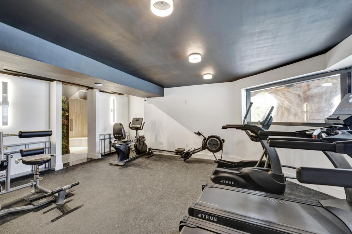 Beautiful Oceanside Retreat With Service 1606