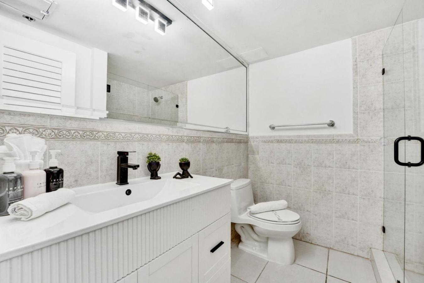 Beautiful Oceanside Retreat With Service 1606 Apartment