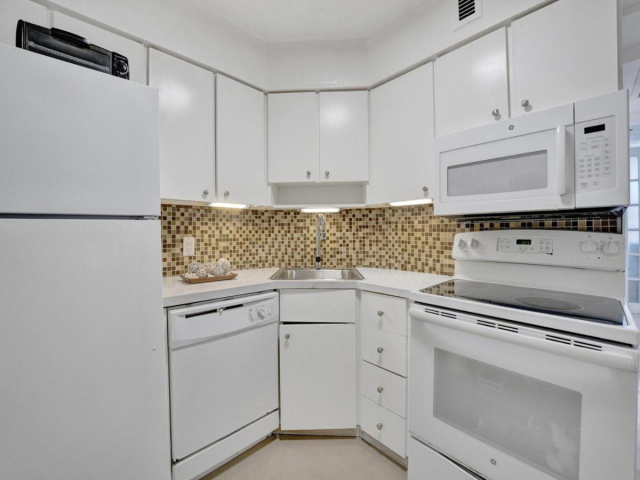 Charming Ocean View With Service 1516