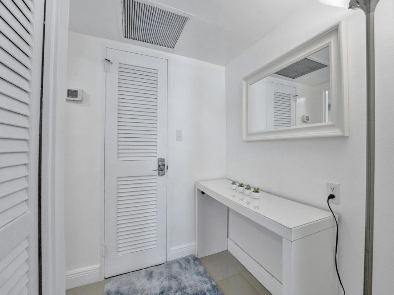 Charming Ocean View With Service 1516 Miami Beach