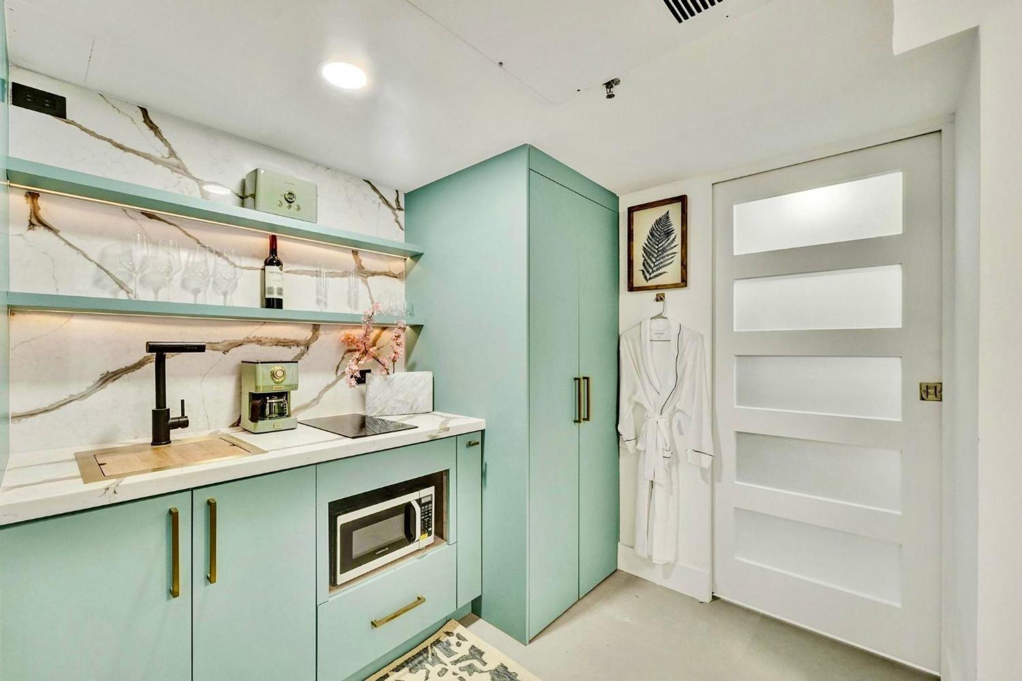 Aparthotel Slice Of Paradise Steps To The Beach- California King Bedroom And Sofa Bed Miami Beach