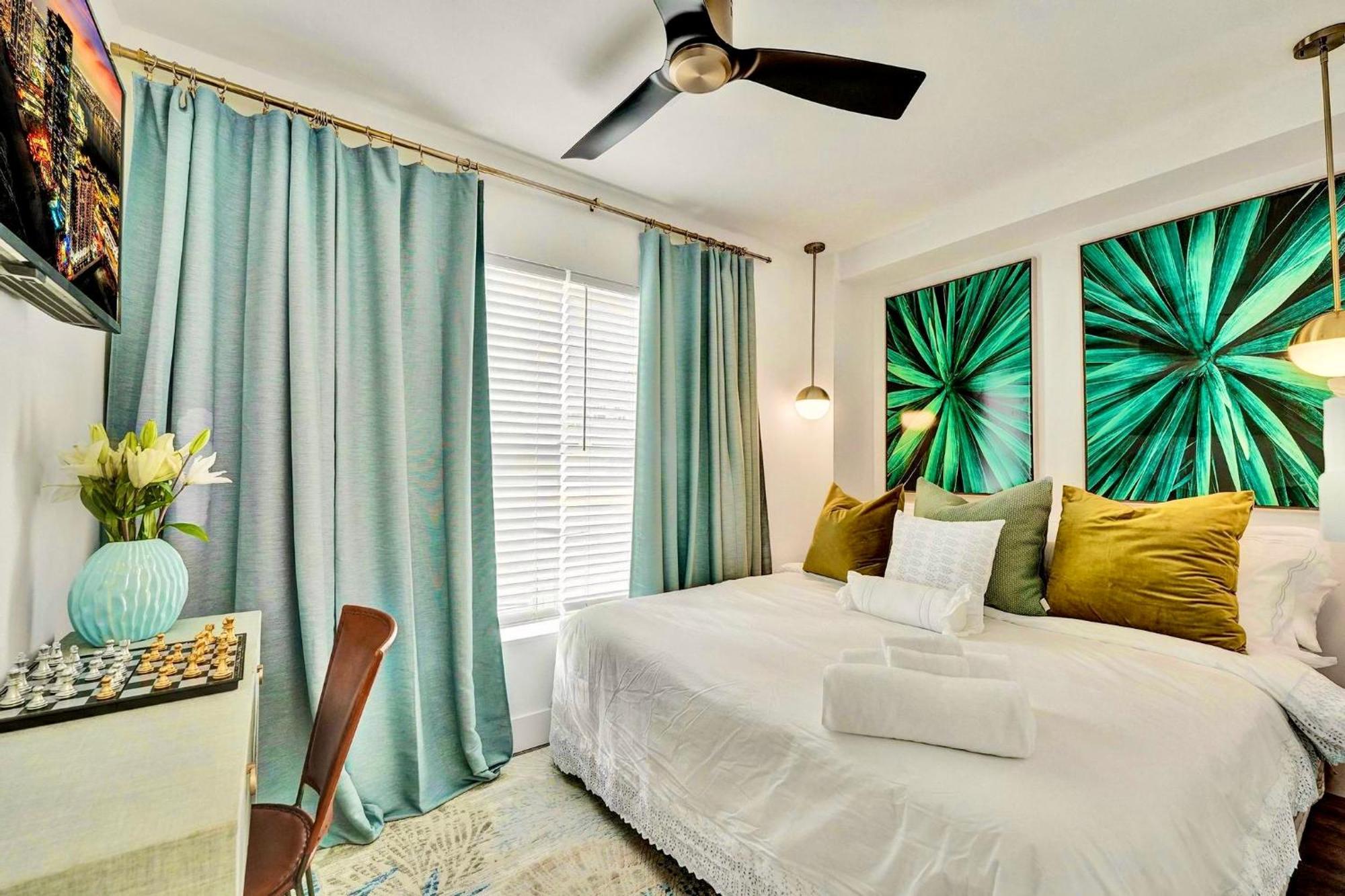 Slice Of Paradise Steps To The Beach- California King Bedroom And Sofa Bed * Miami Beach